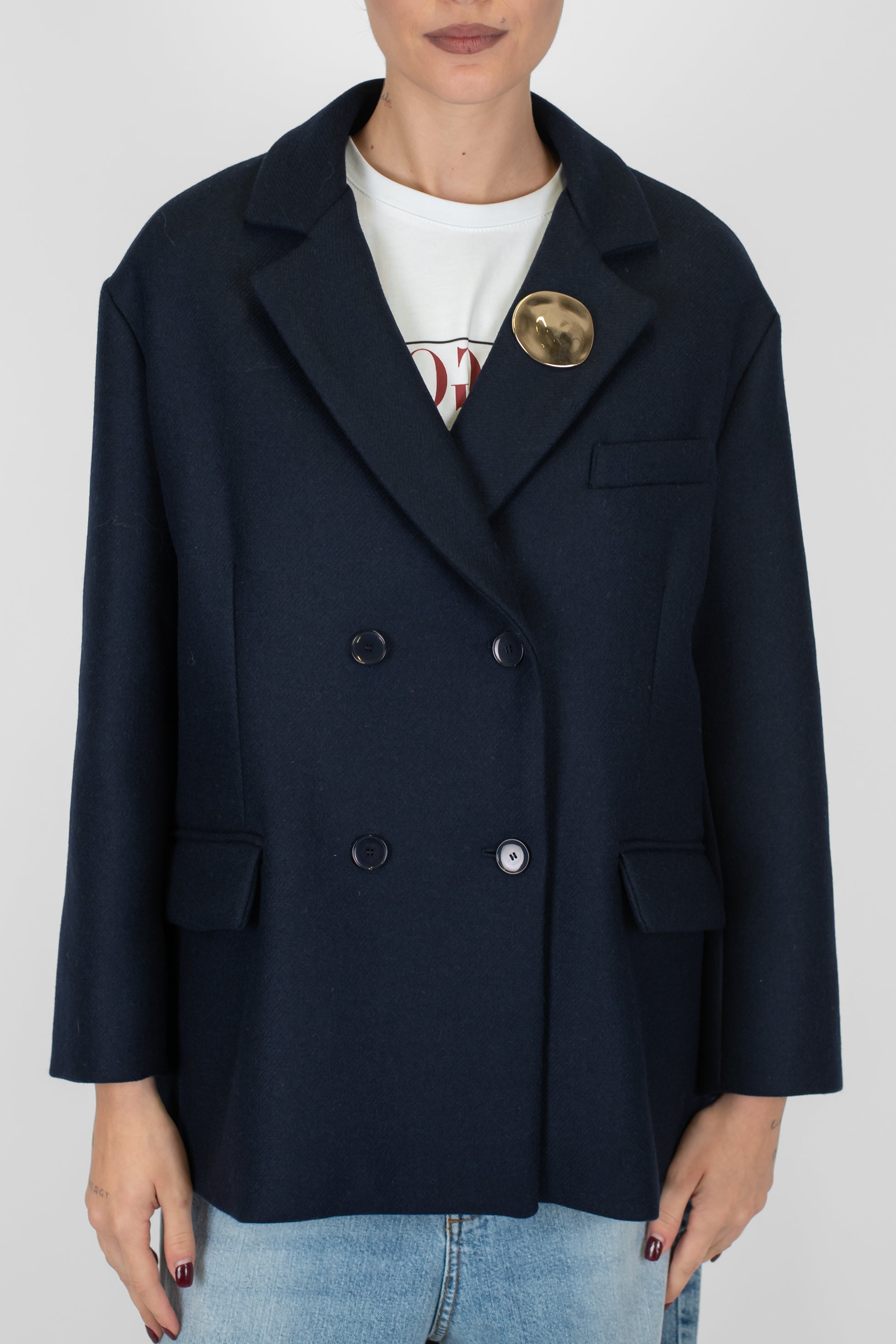 Tensione in - Giacca doppiopetto in misto lana con spilla