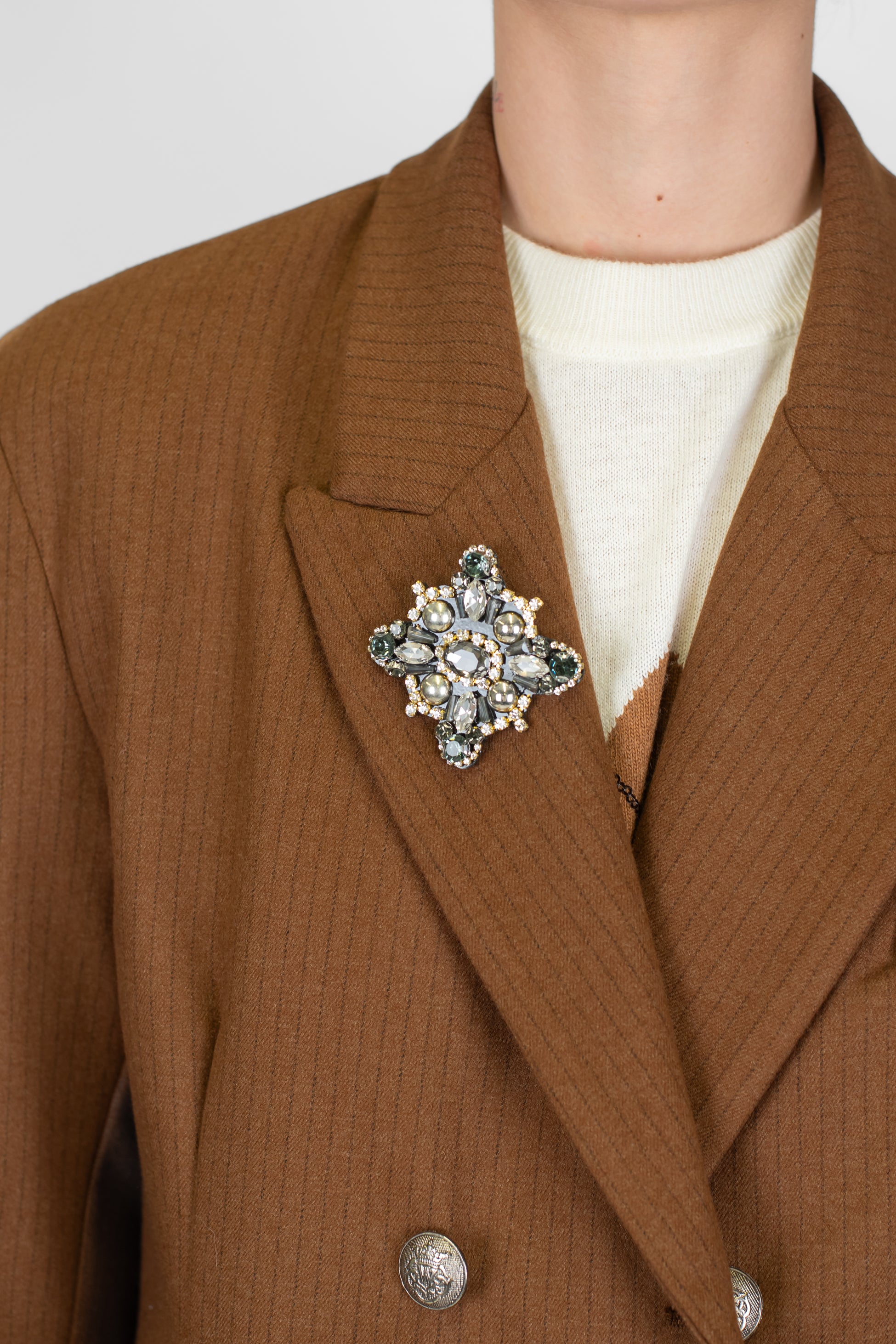 Motel - Giacca doppiopetto gessata con orli in pizzo e spilla gioiello