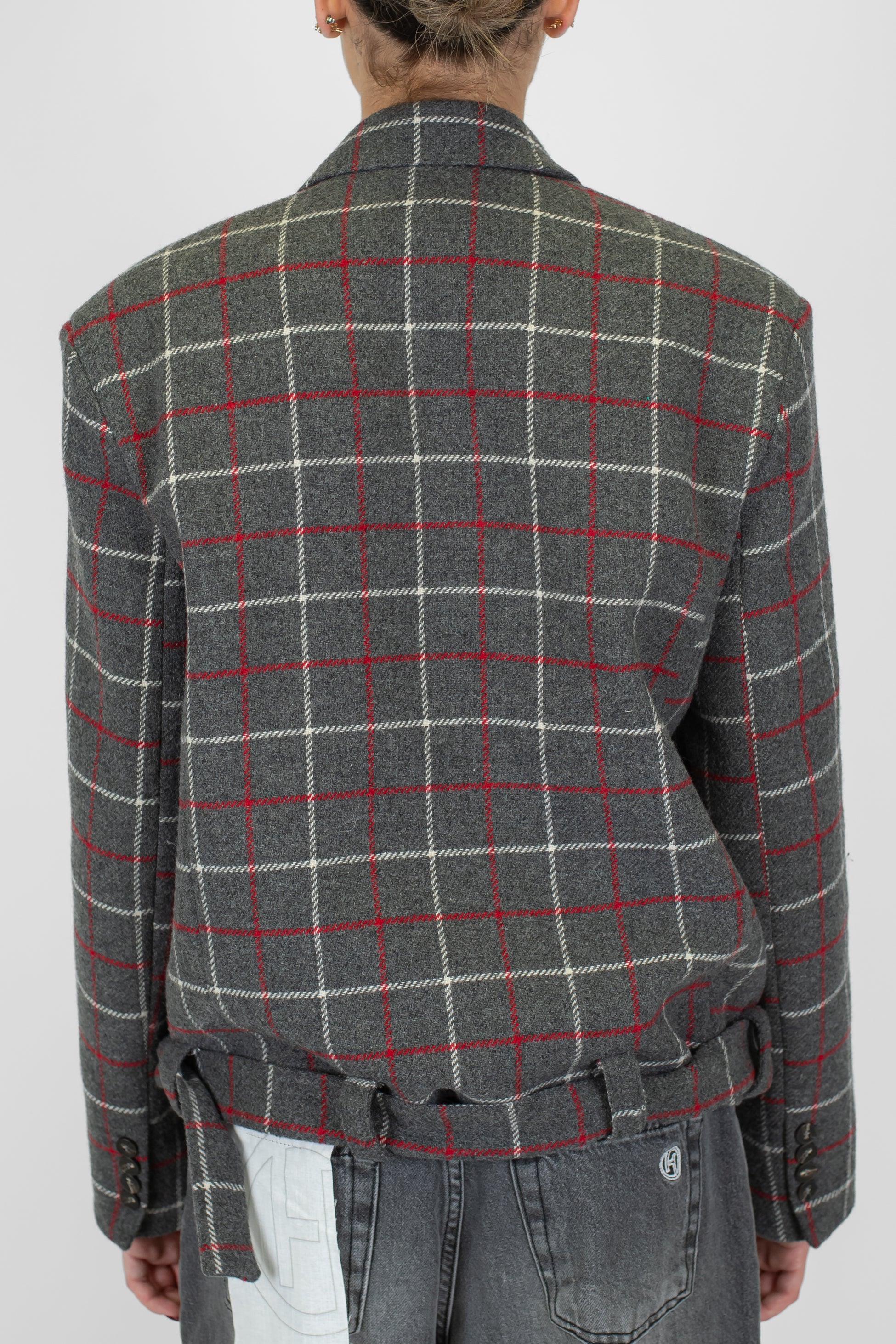 Tensione in - Giacca doppiopetto crop fantasia check in misto lana con spalline e spilla gioiello