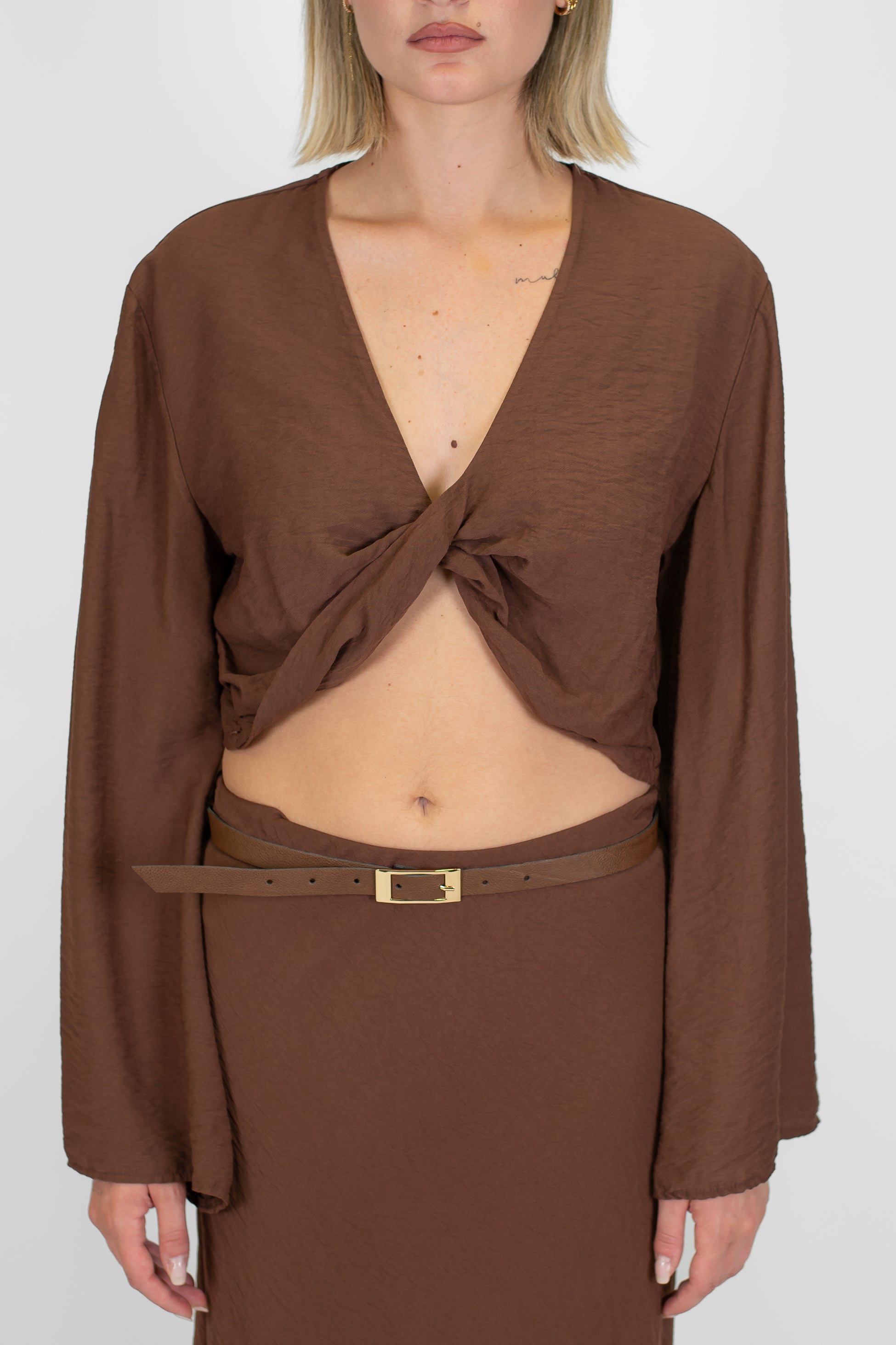 Haveone - Blusa crop in viscosa leggera annodata al centro