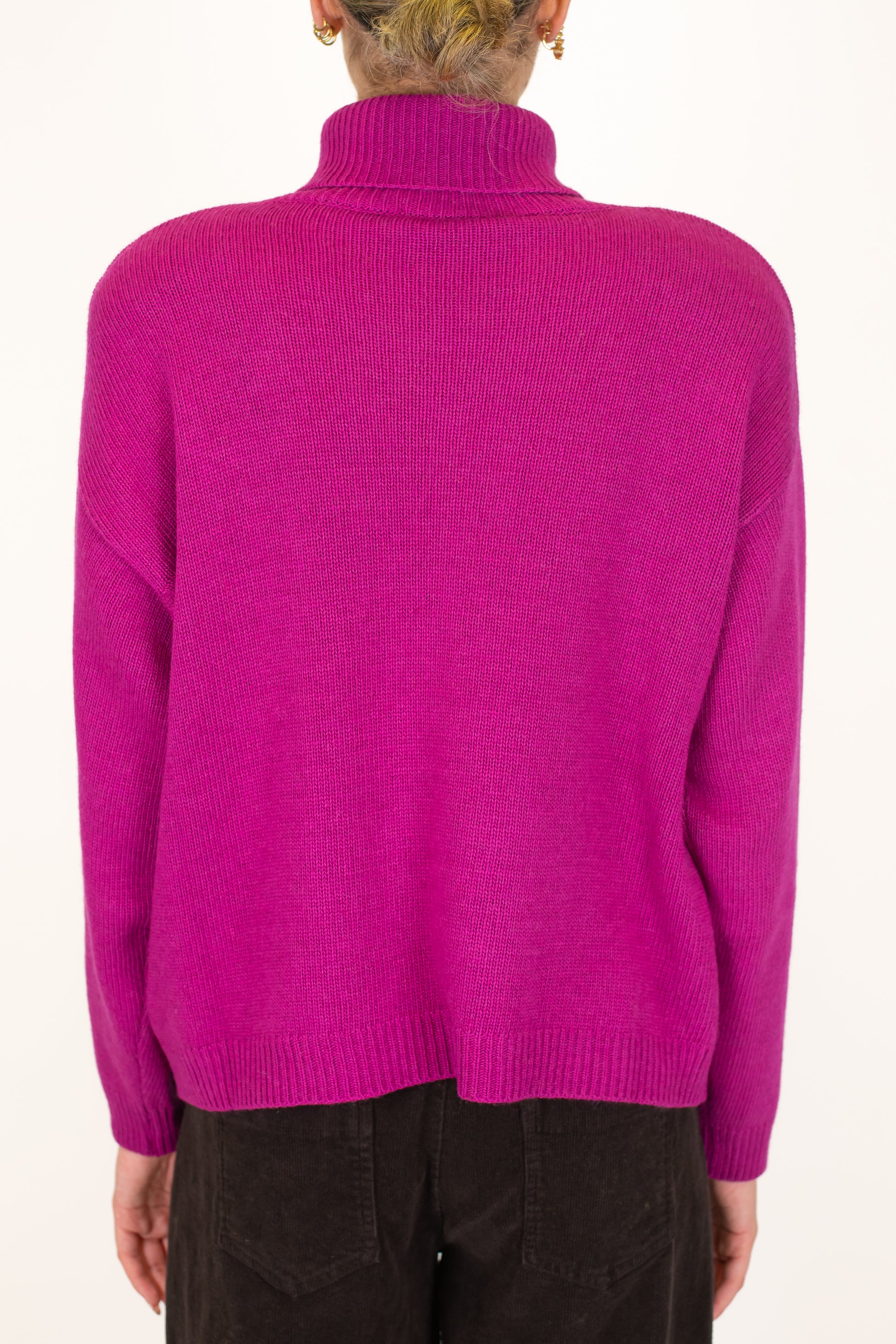 Motel - Dolcevita in misto lana con spalline e spilla gioiello