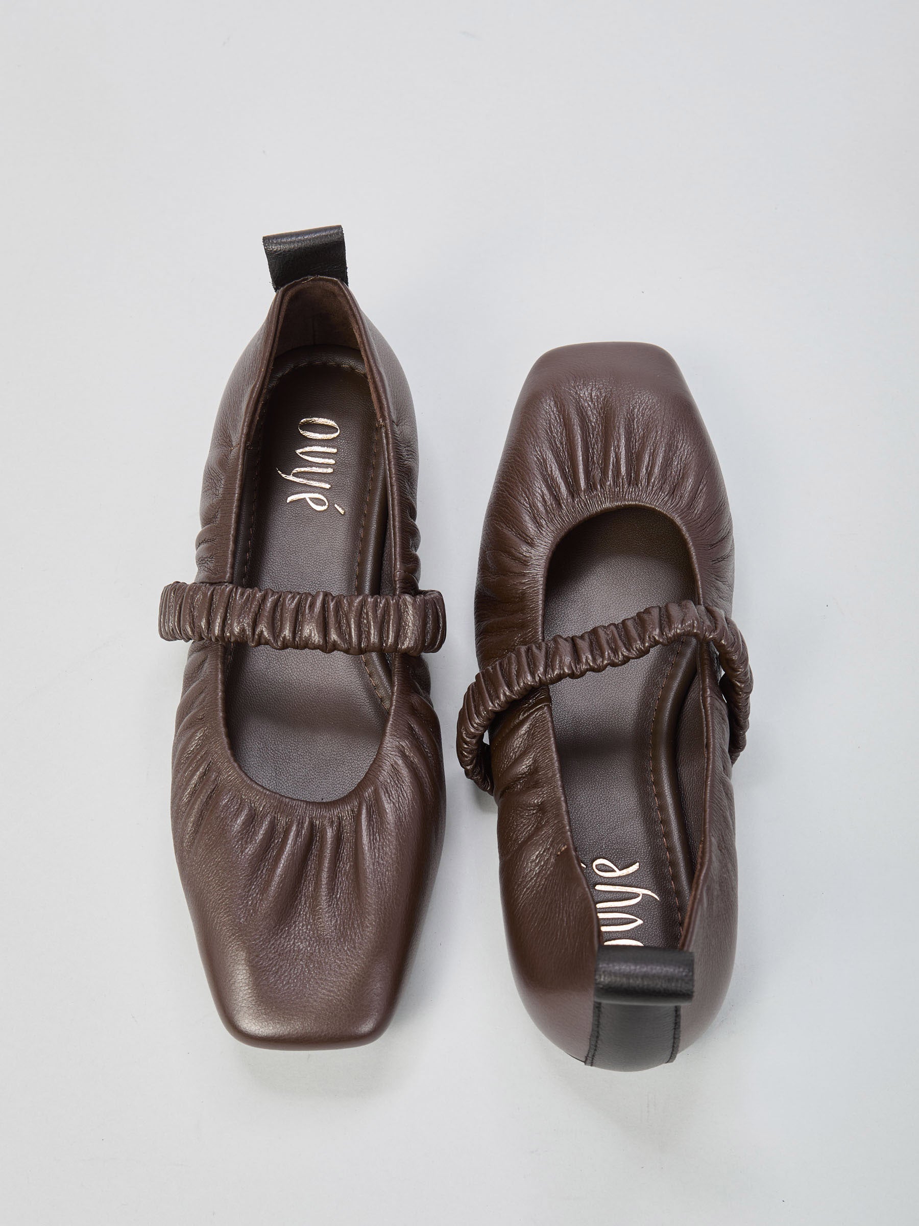 Ovyé - Ballerina in pelle arricciata con punta quadrata ed elastico sul collo piede