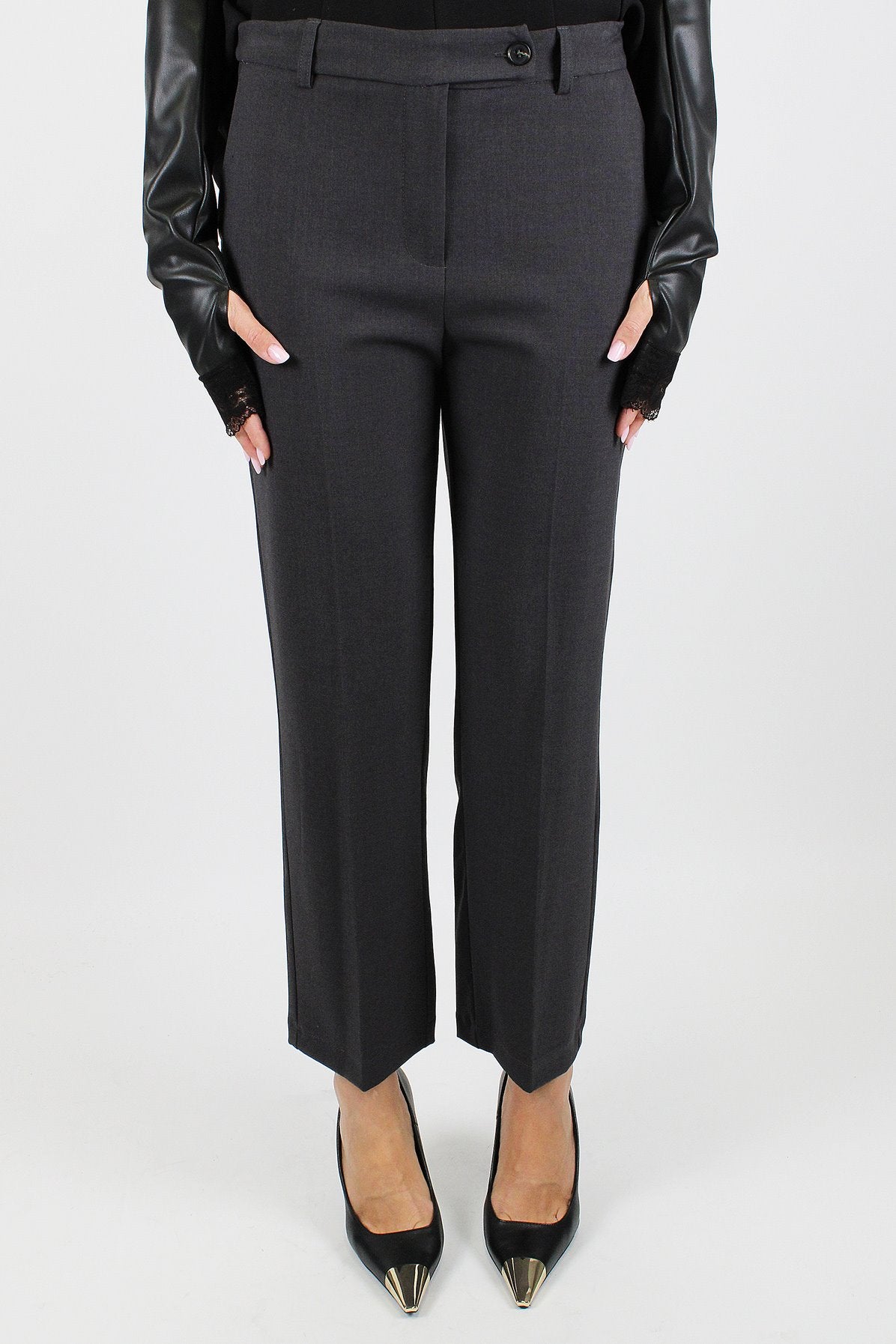 Tensione in - Pantalone slim con abbottonatura asimmetrica