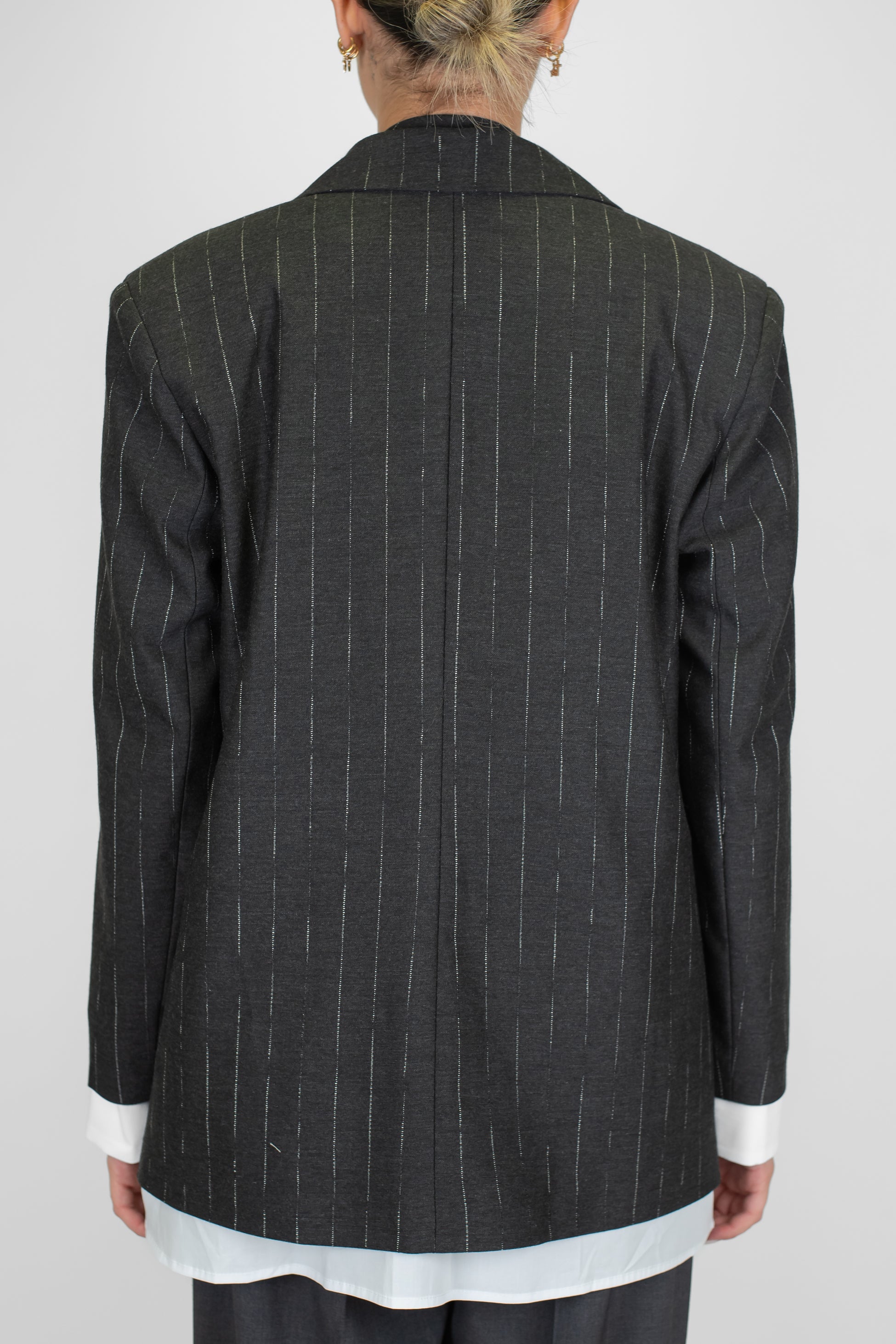 Motel - Giacca monopetto gessata con spalline, orli con finta camicia e cravatta