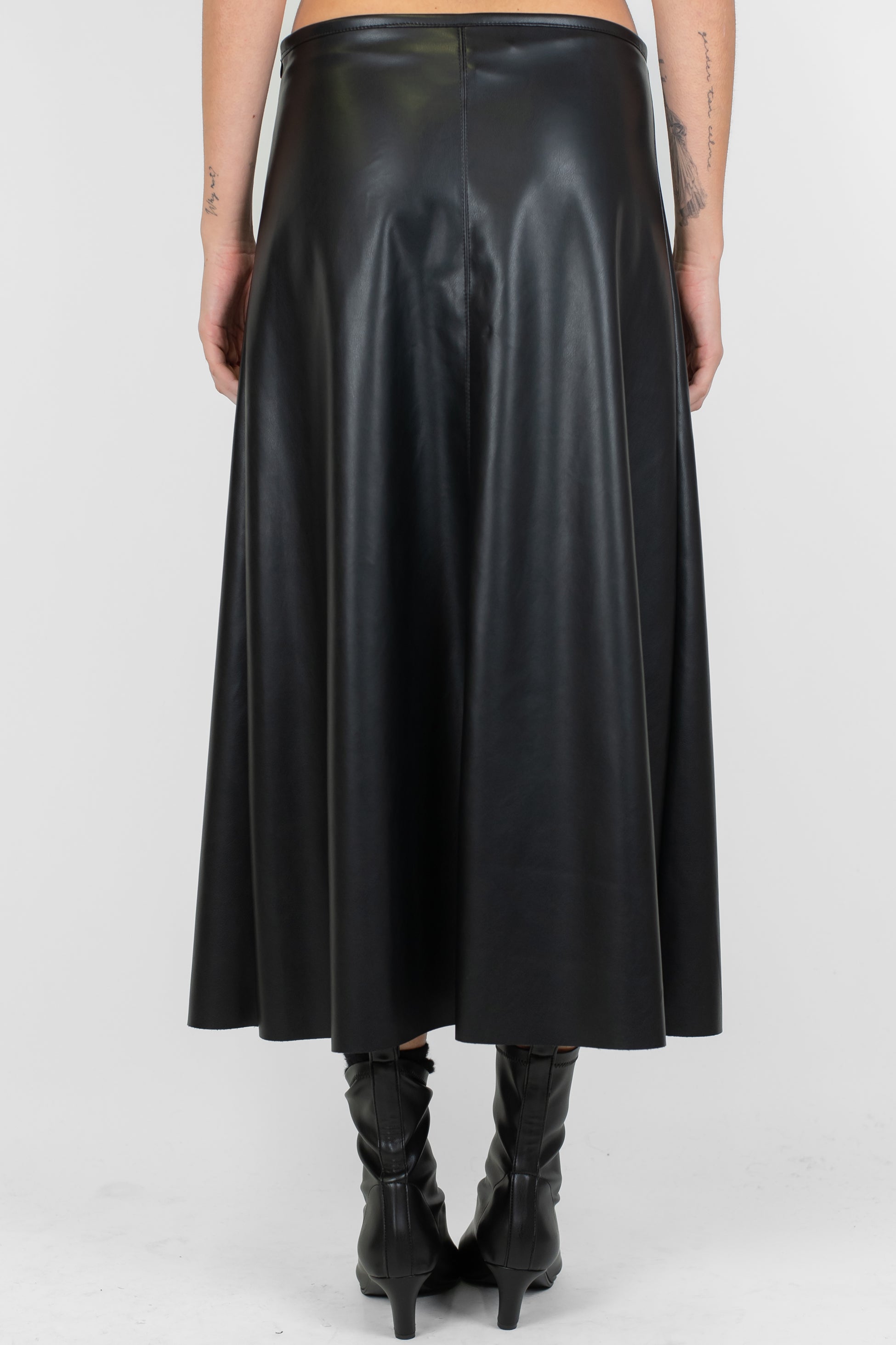 Tensione in - Gonna svasata in ecopelle con fondo a taglio vivo