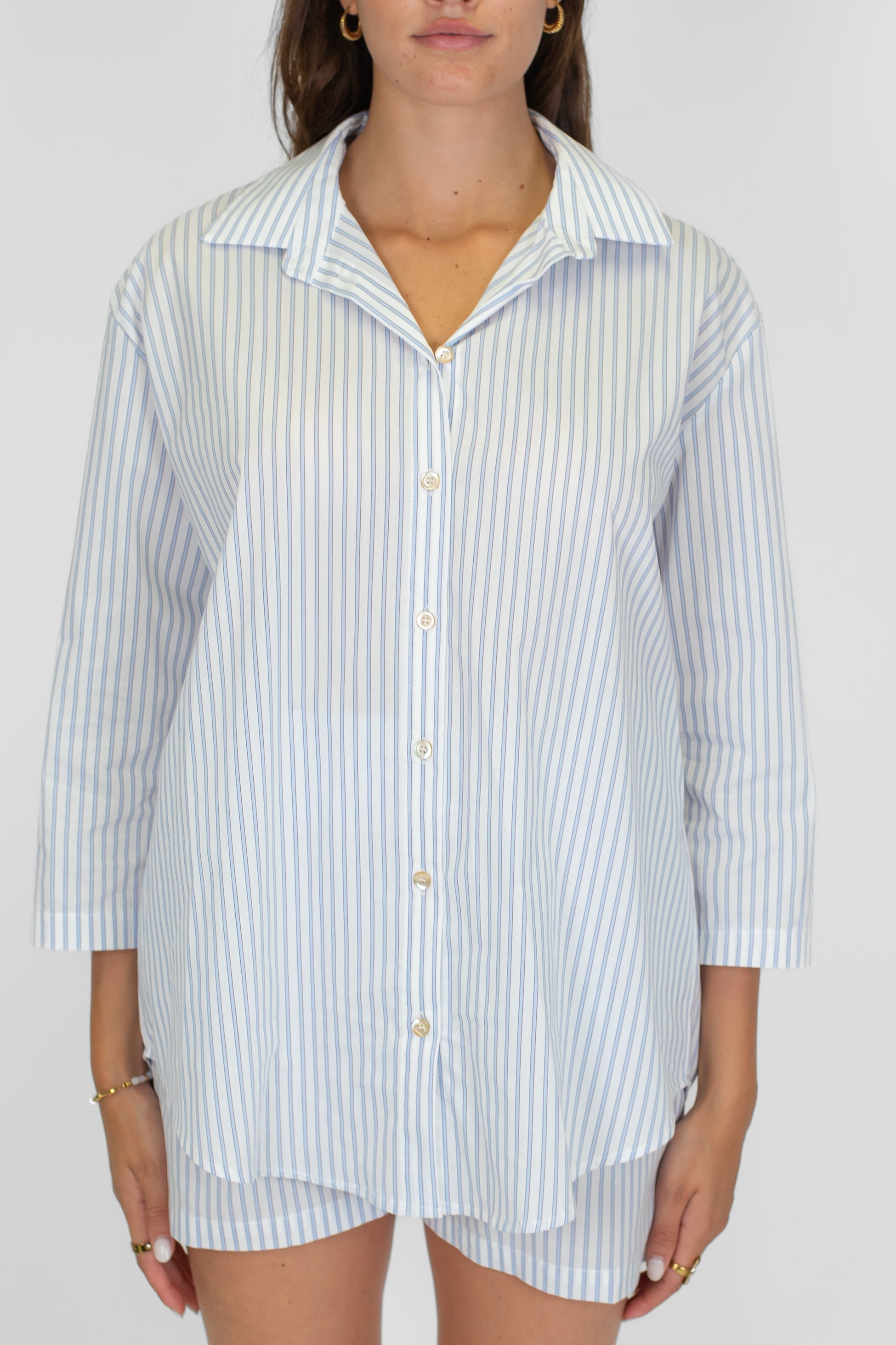 Motel - Coordinato tre pezzi fantasia a righe in cotone composto da camicia, top e shorts