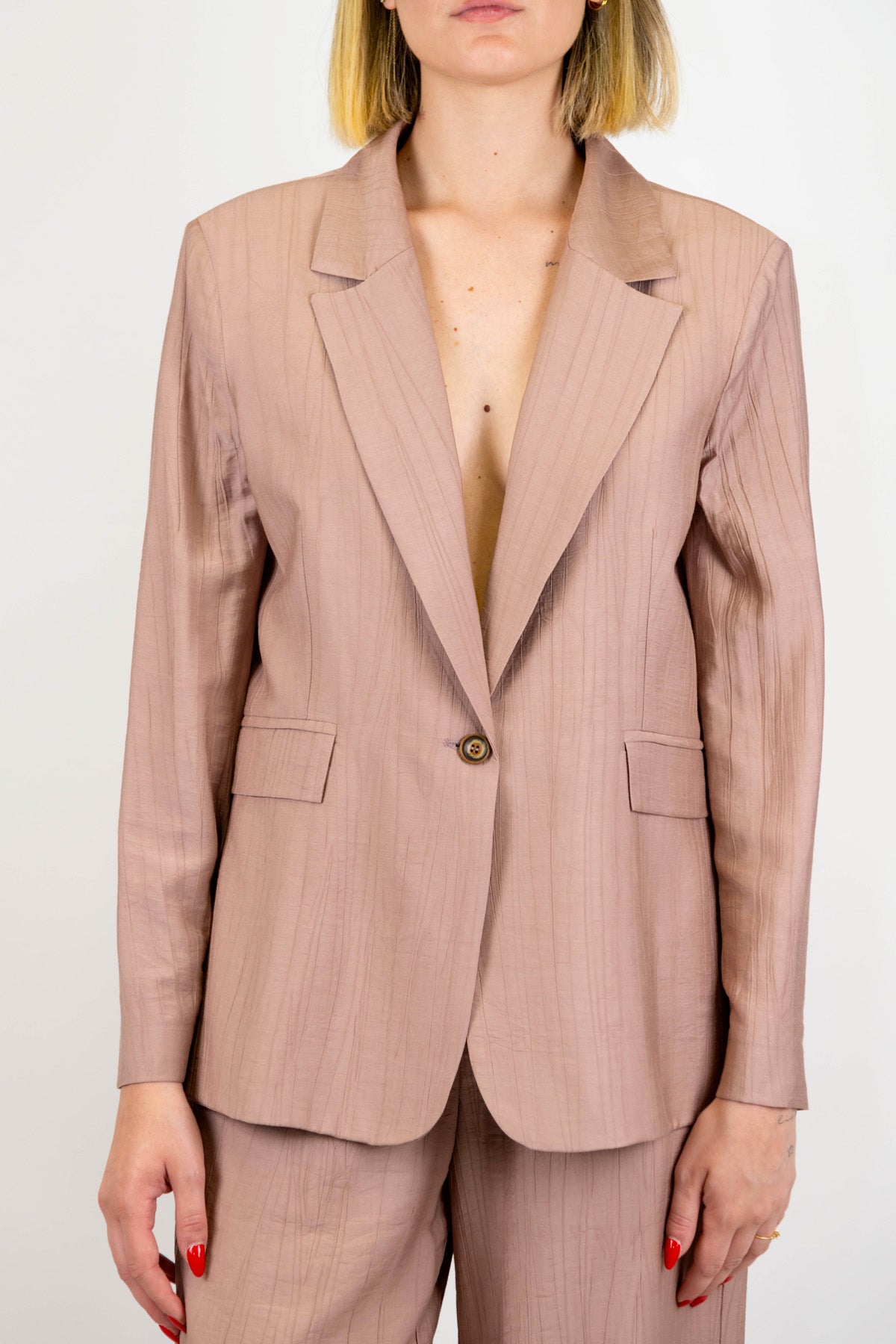 Tensione in - Tailleur in viscosa leggera con giacca monopetto e pantalone palazzo con elastico sul retro