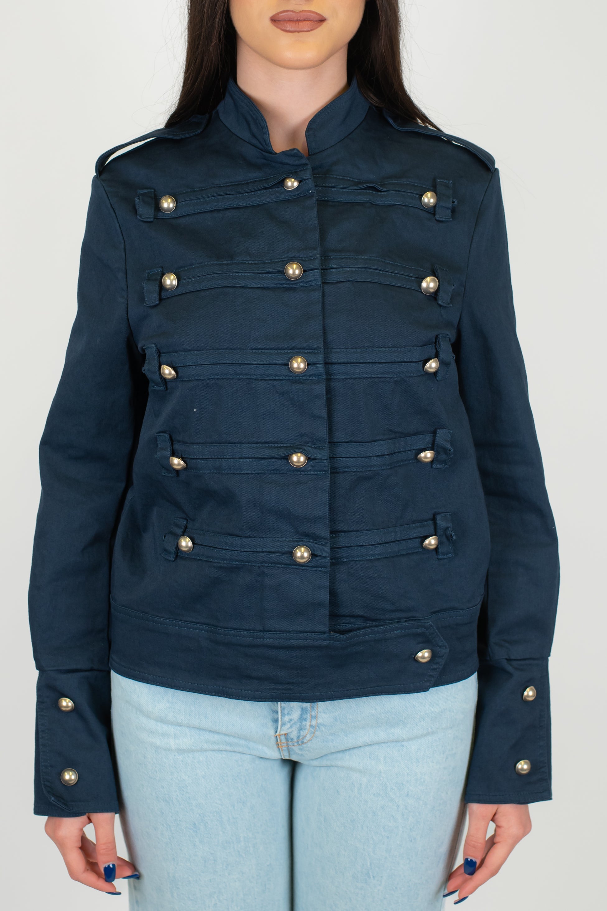 Tensione in - Giubbino modello Napoleone con chiusura alamari