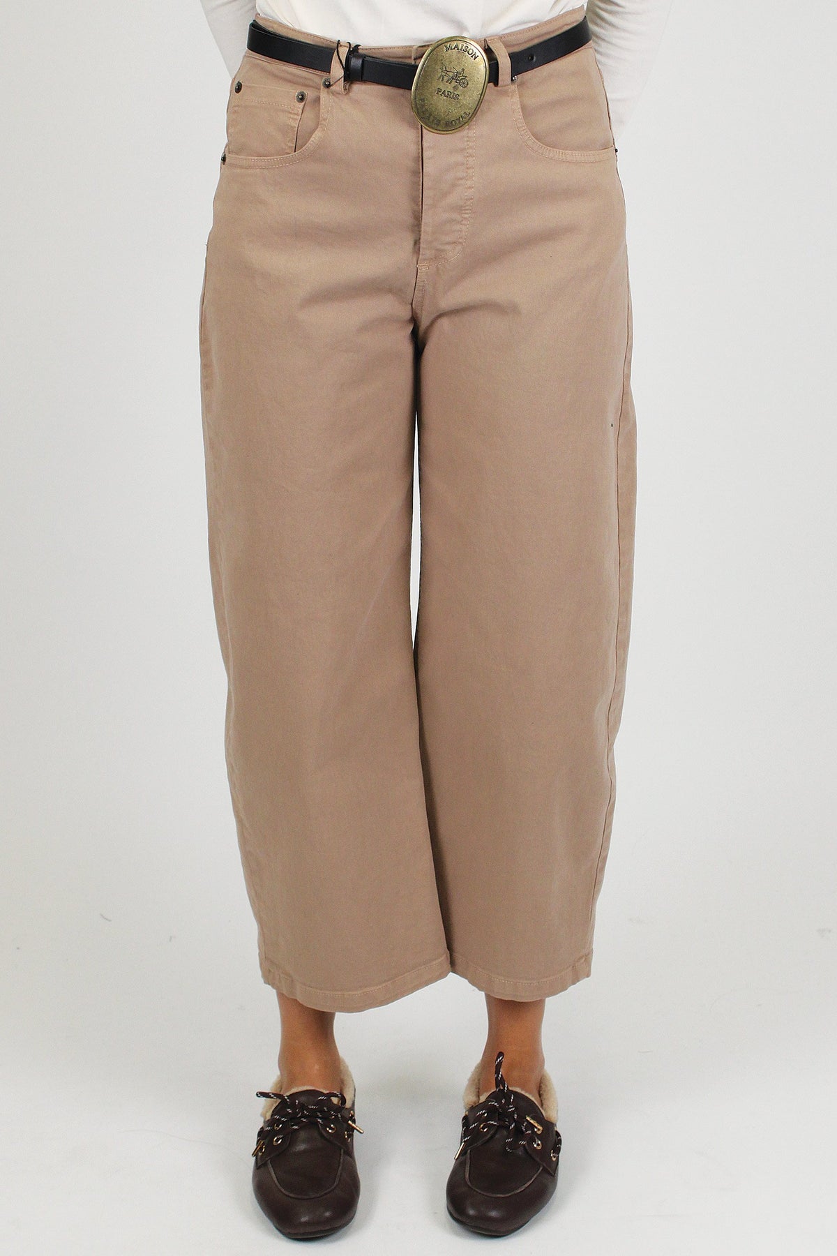 Tensione in - Pantalone balloon crop in denim colorato con cintura