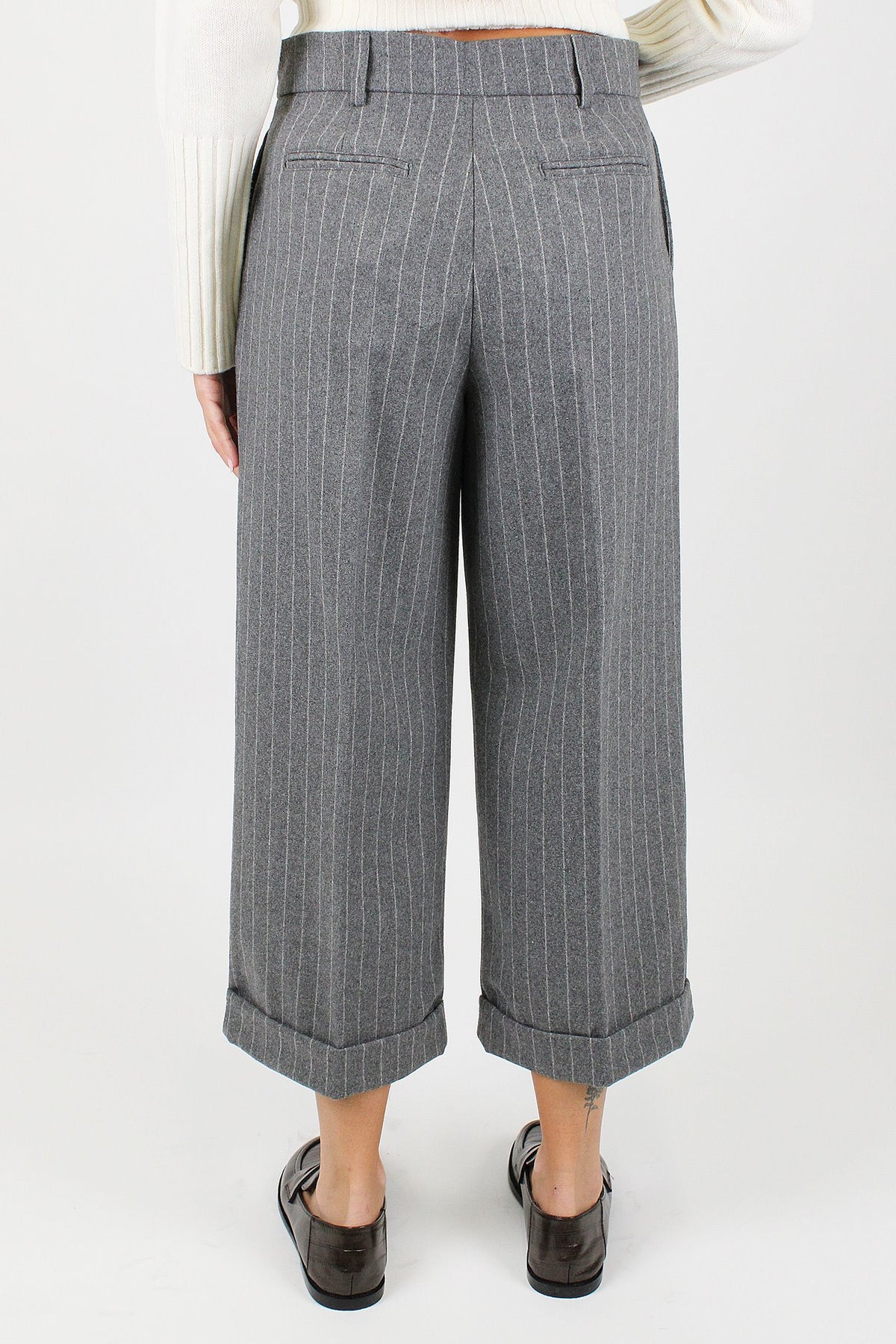 Tensione in - Pantalone regular crop gessato in misto lana con abbottonatura a scomparsa