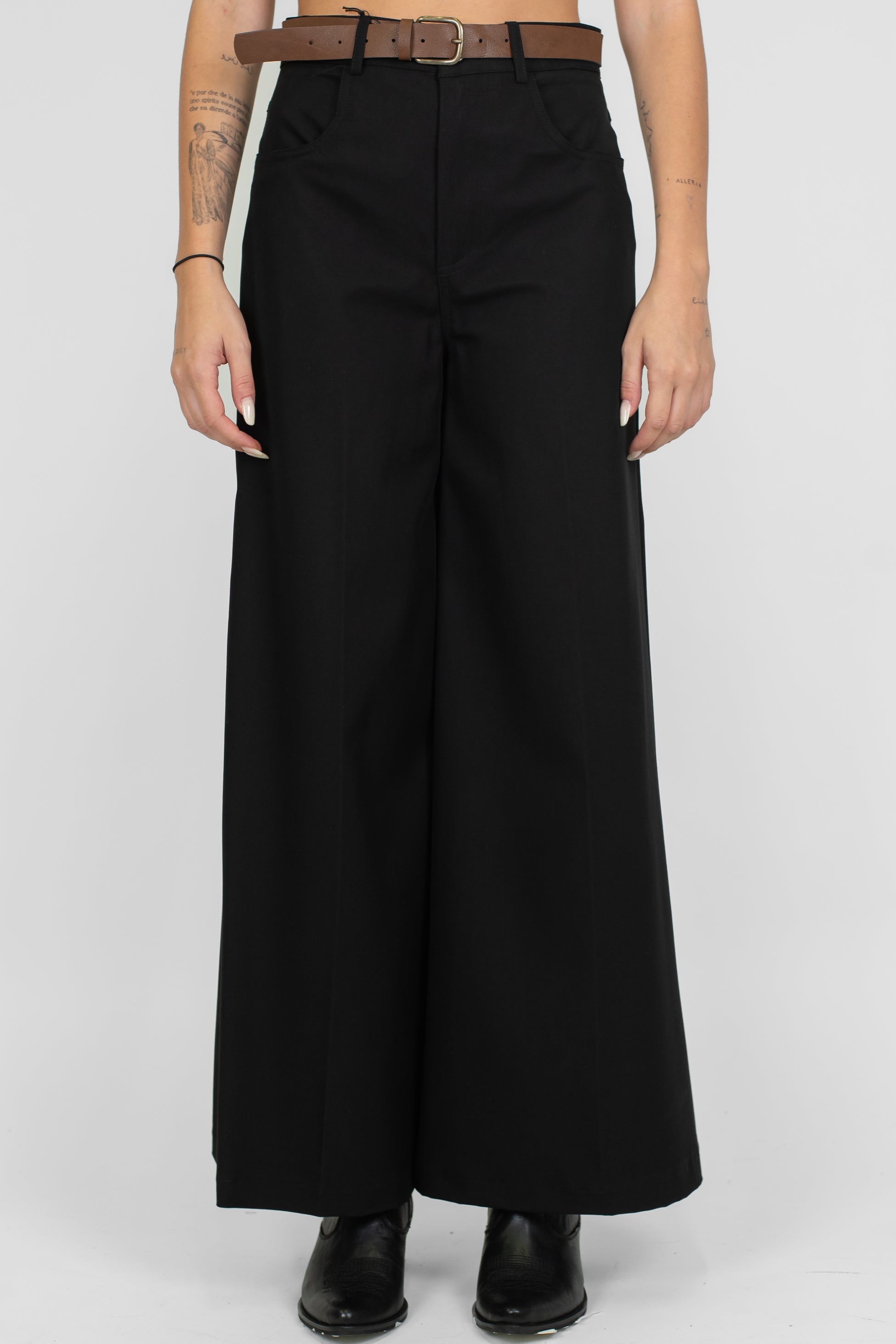 Tensione in - Pantalone palazzo con tasconi sul retro