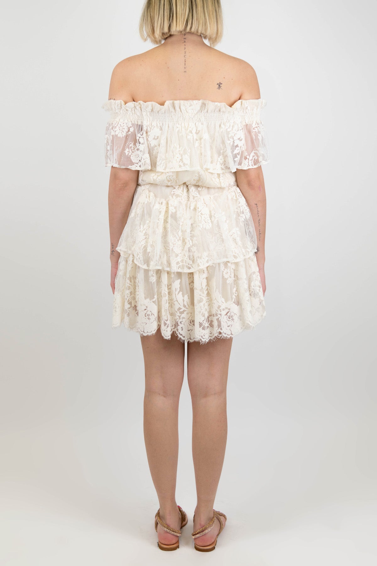 Tensione in - Abito corto in pizzo e crochet con scollo shiffer e balze