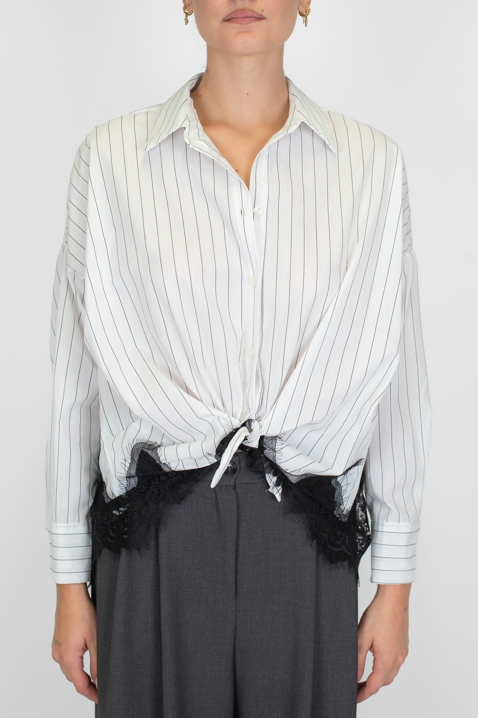 Tensione in - Camicia over gessata con orlo in pizzo