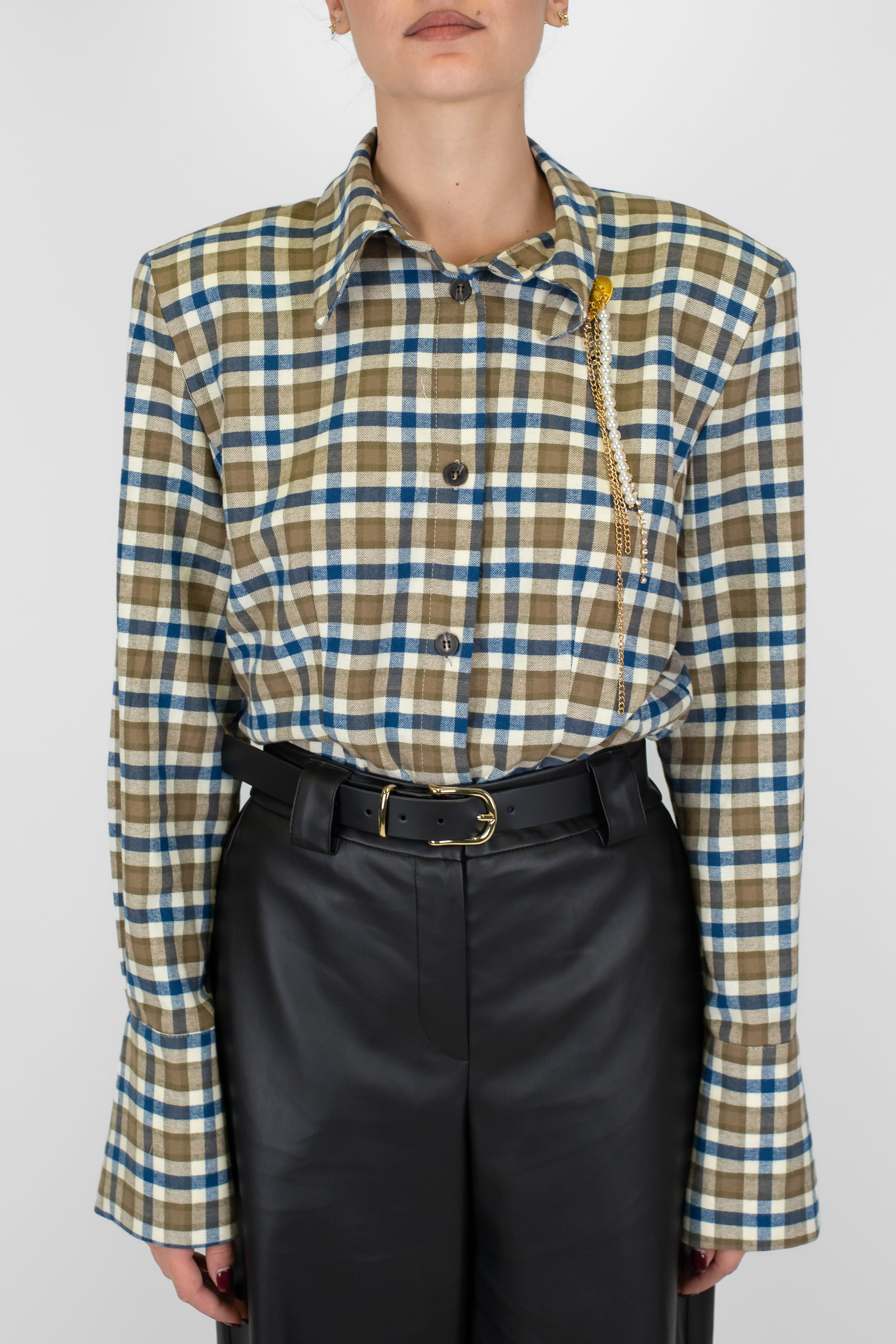 Tensione in - Camicia fantasia quadri con spalline e spilla gioiello