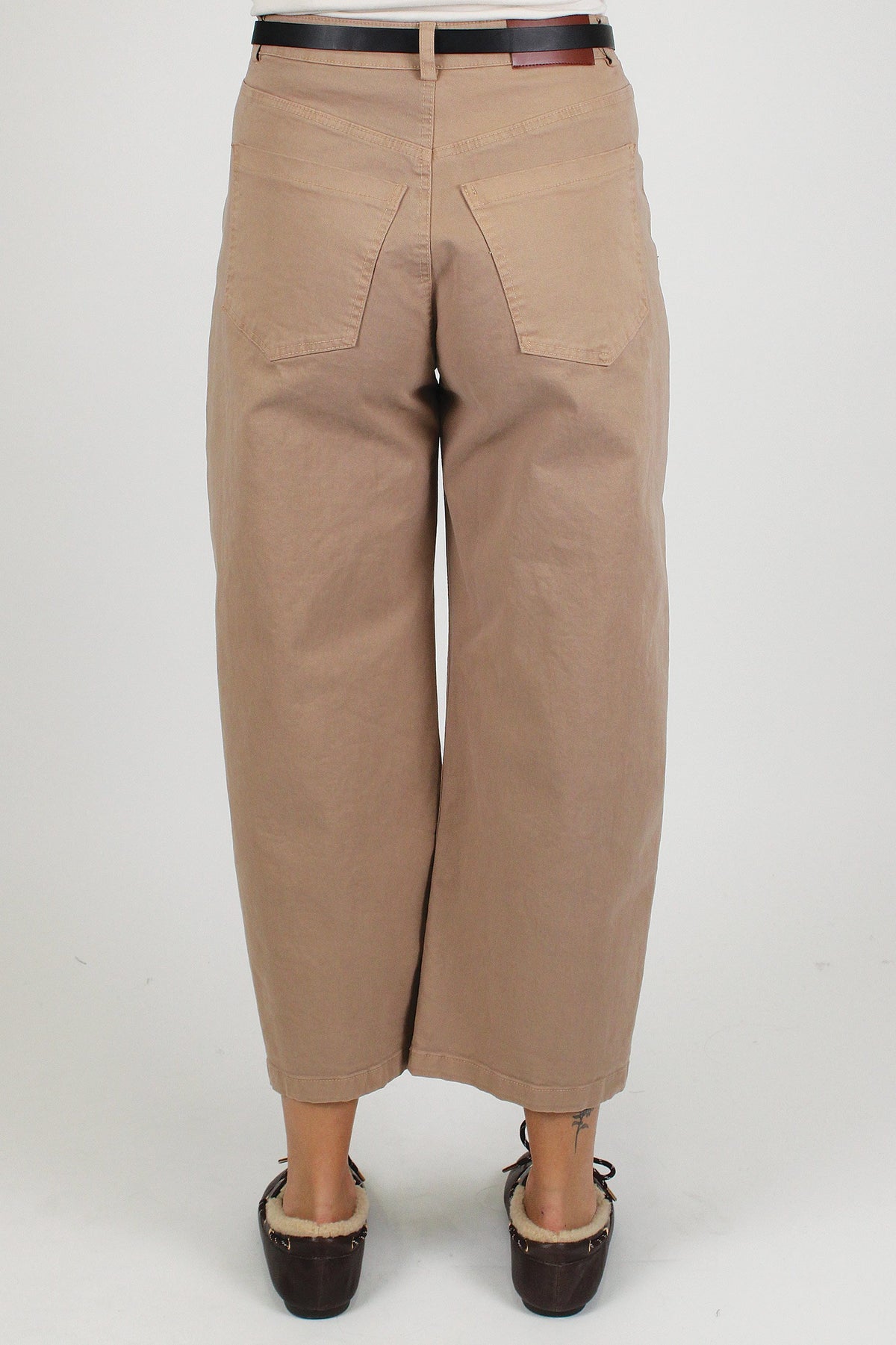 Tensione in - Pantalone balloon crop in denim colorato con cintura