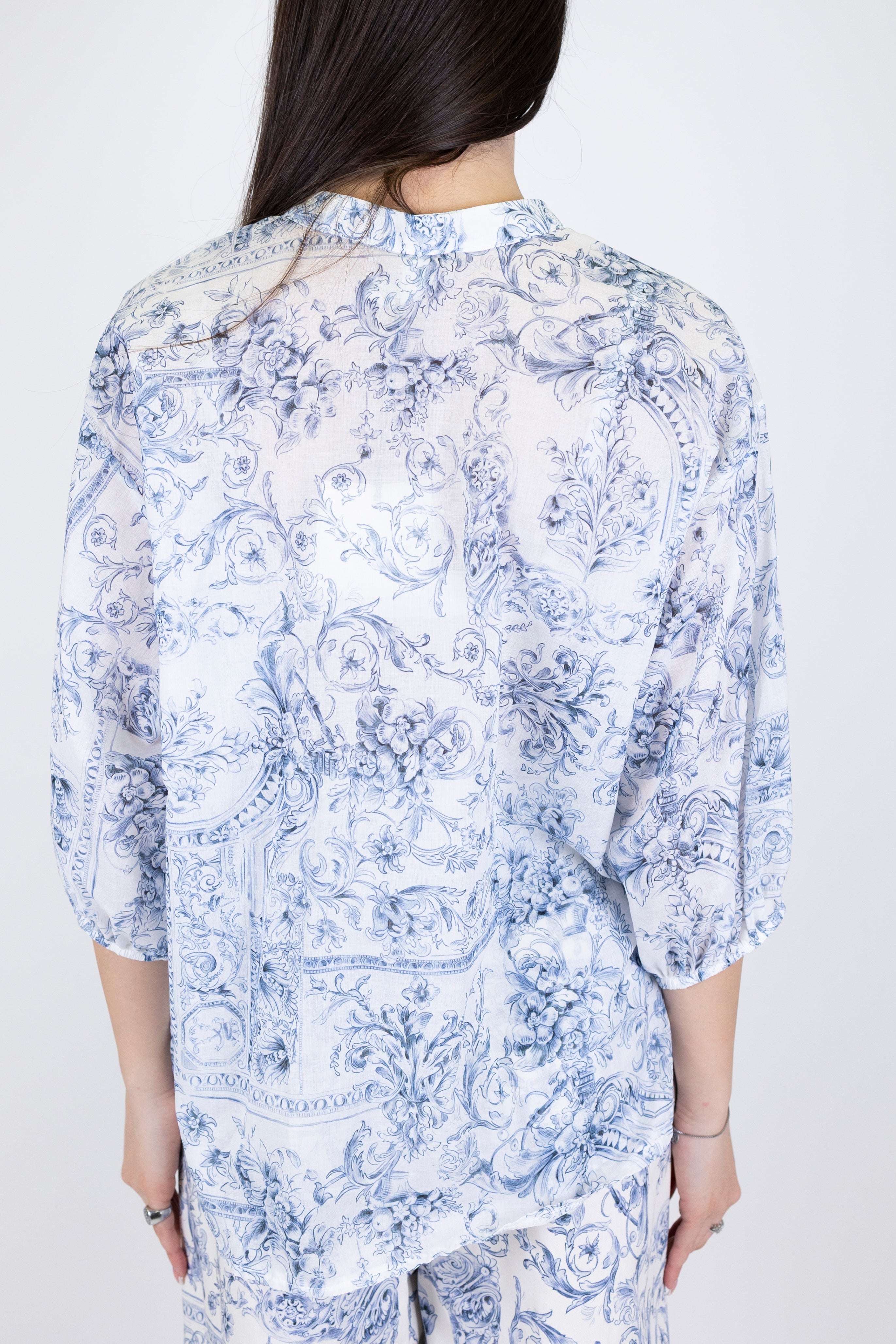 Tensione in - Camicia fantasia floreale in mussola di cotone con laccio al collo e manica tre qaurti