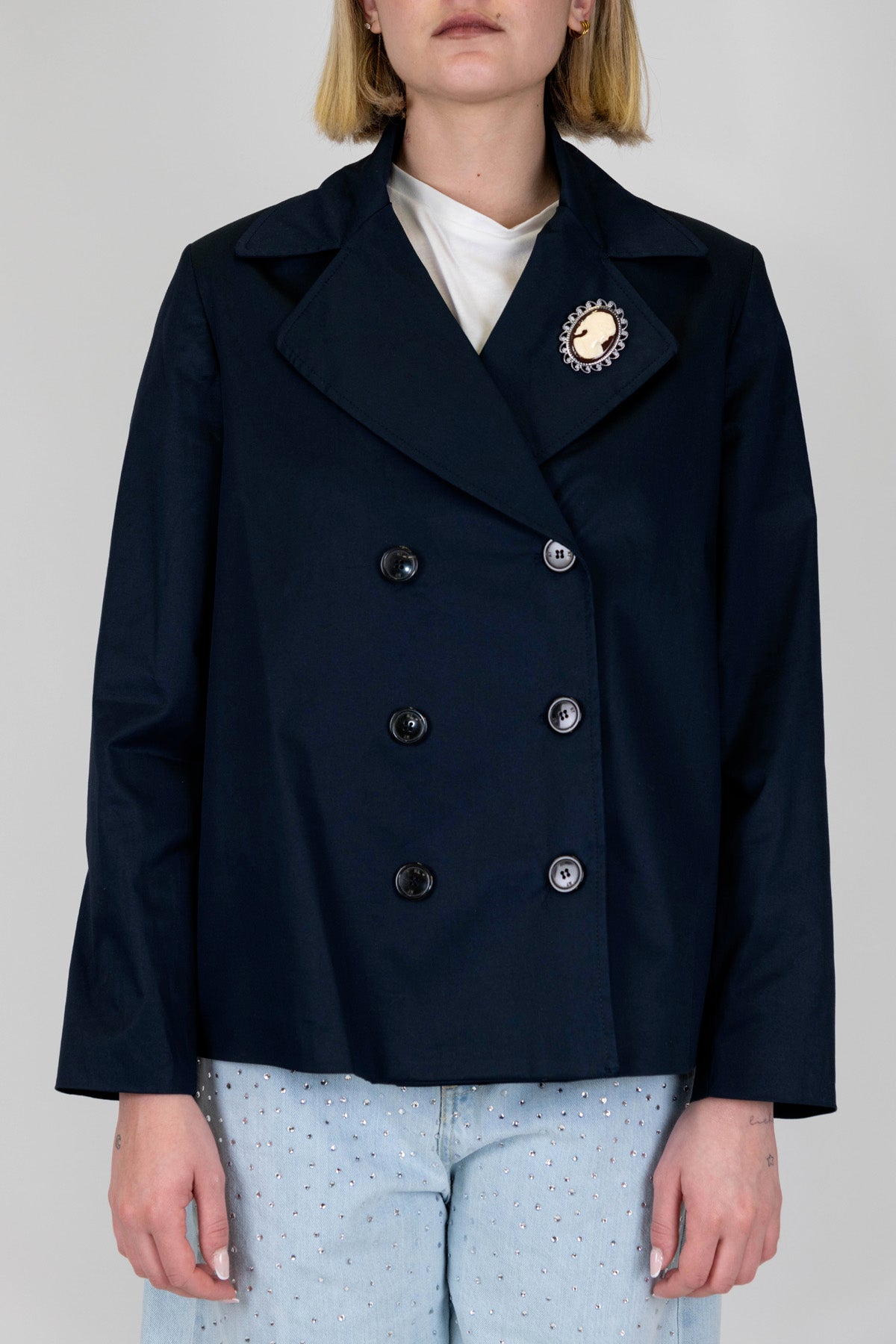 Maryley - Trench corto doppiopetto a sei bottoni con spilla