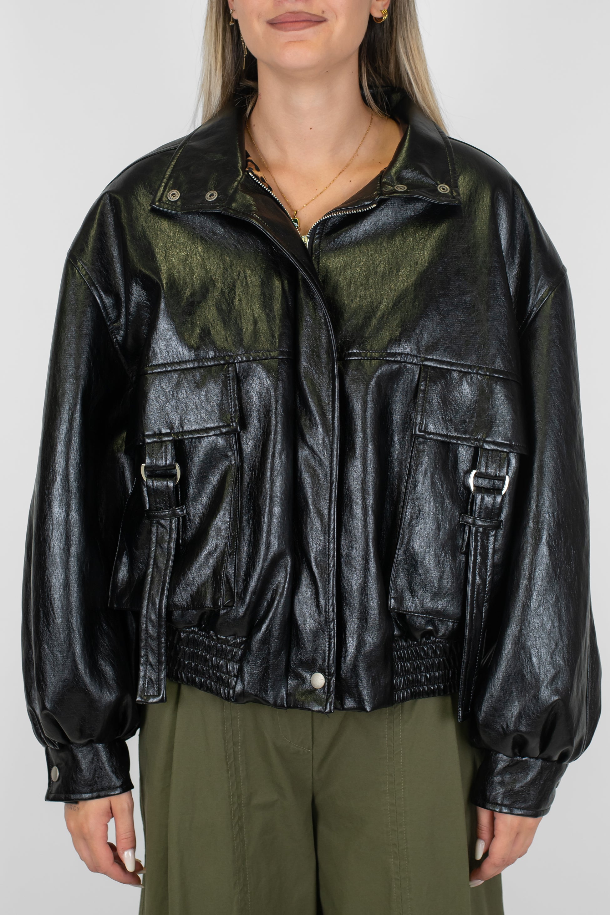 Tensione in - Bomber in ecopelle lucida con tasconi frontali e chiusura zip