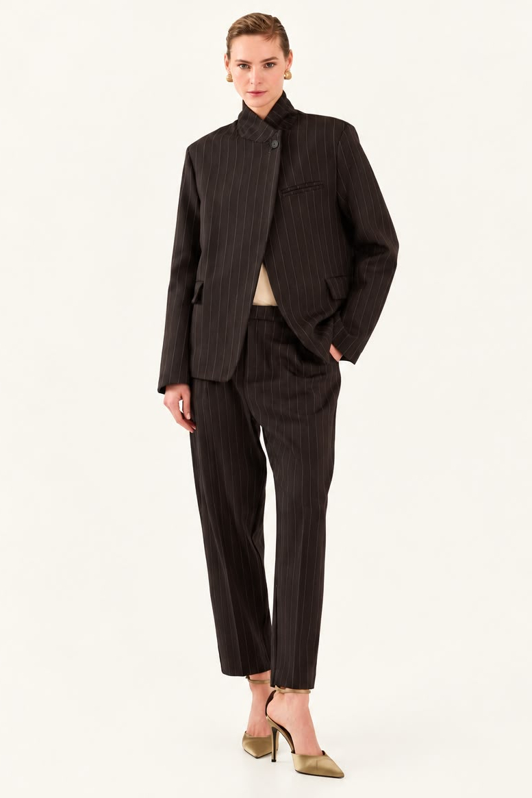 Souvenir - Tailleur gessato con giacca aperta e pantalone balloon in lana vergine