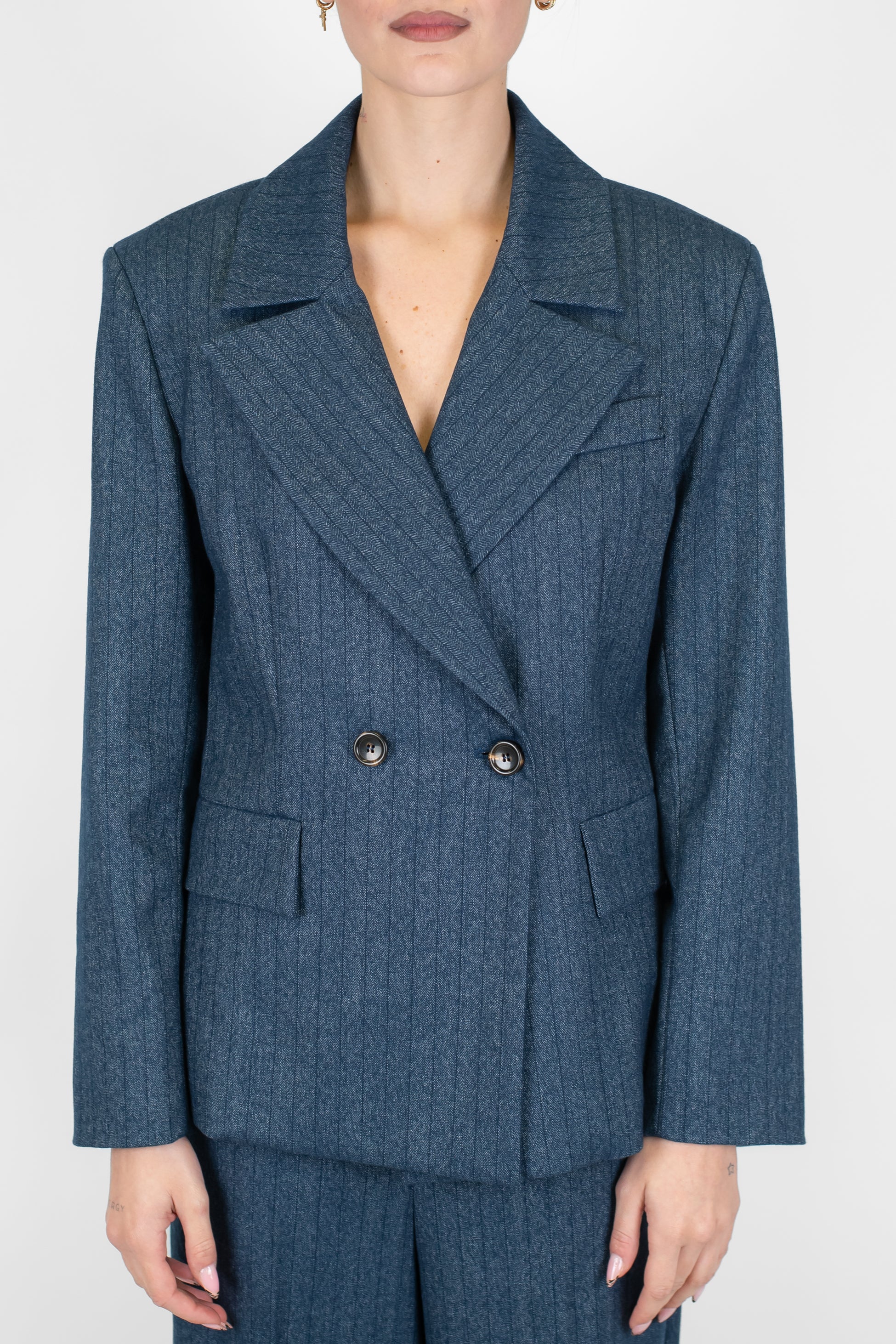 Tensione in - Giacca doppiopetto gessata con rever ampio a lancia