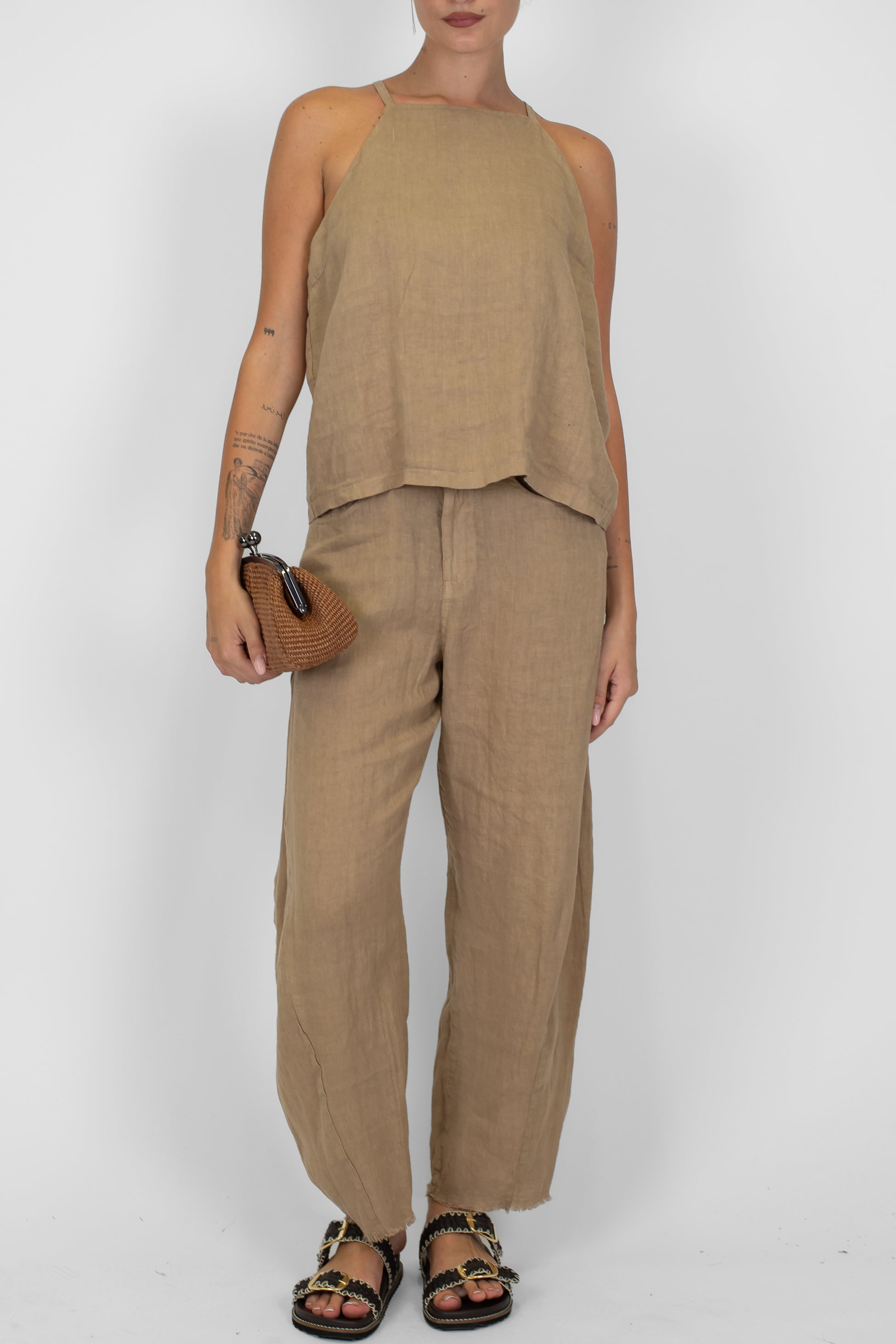 Tensione in - Top in puro lino con bretelle strette con bottoncino sul retro