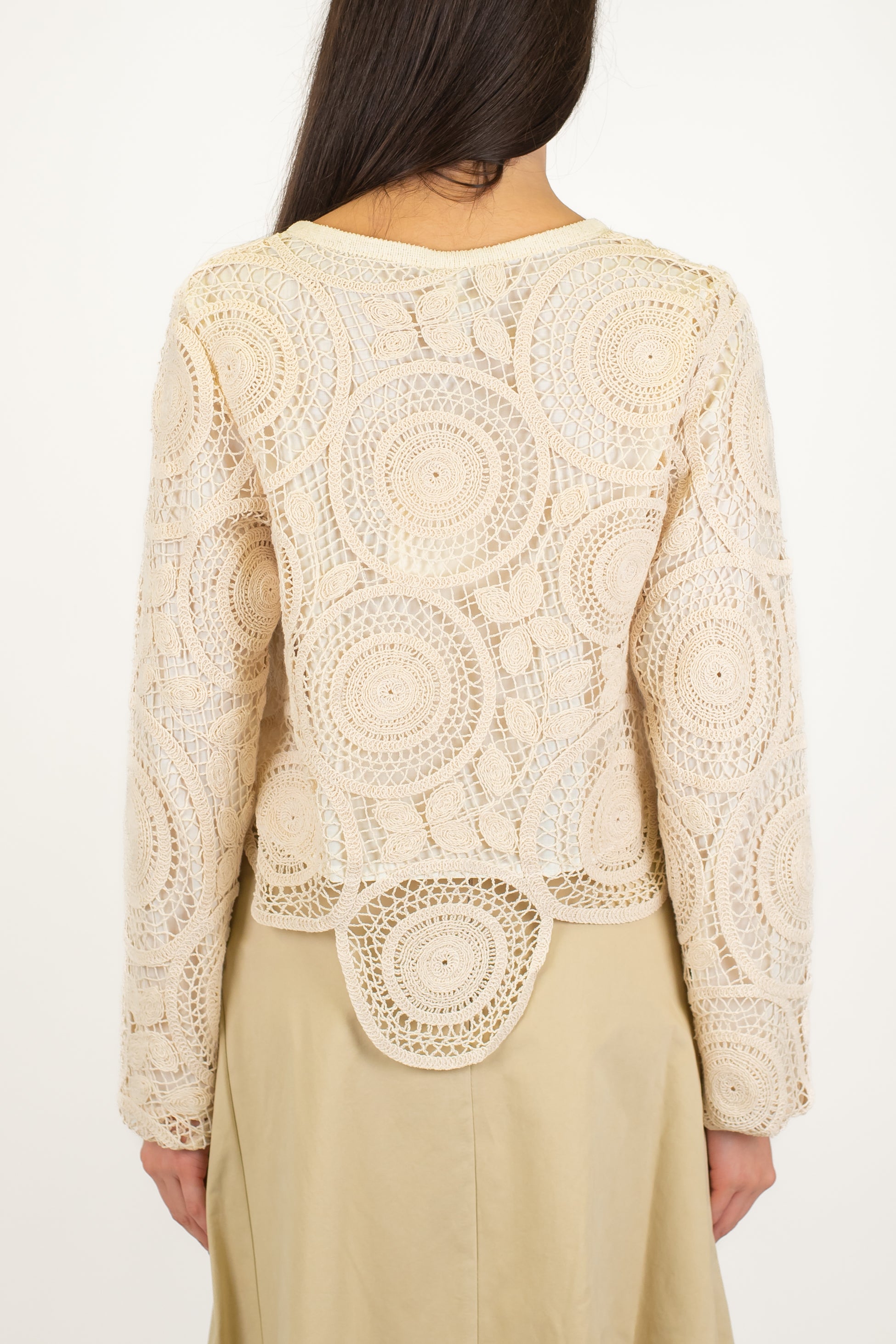 Tensione in - Cardigan crop in crochet con chiusura fiocco