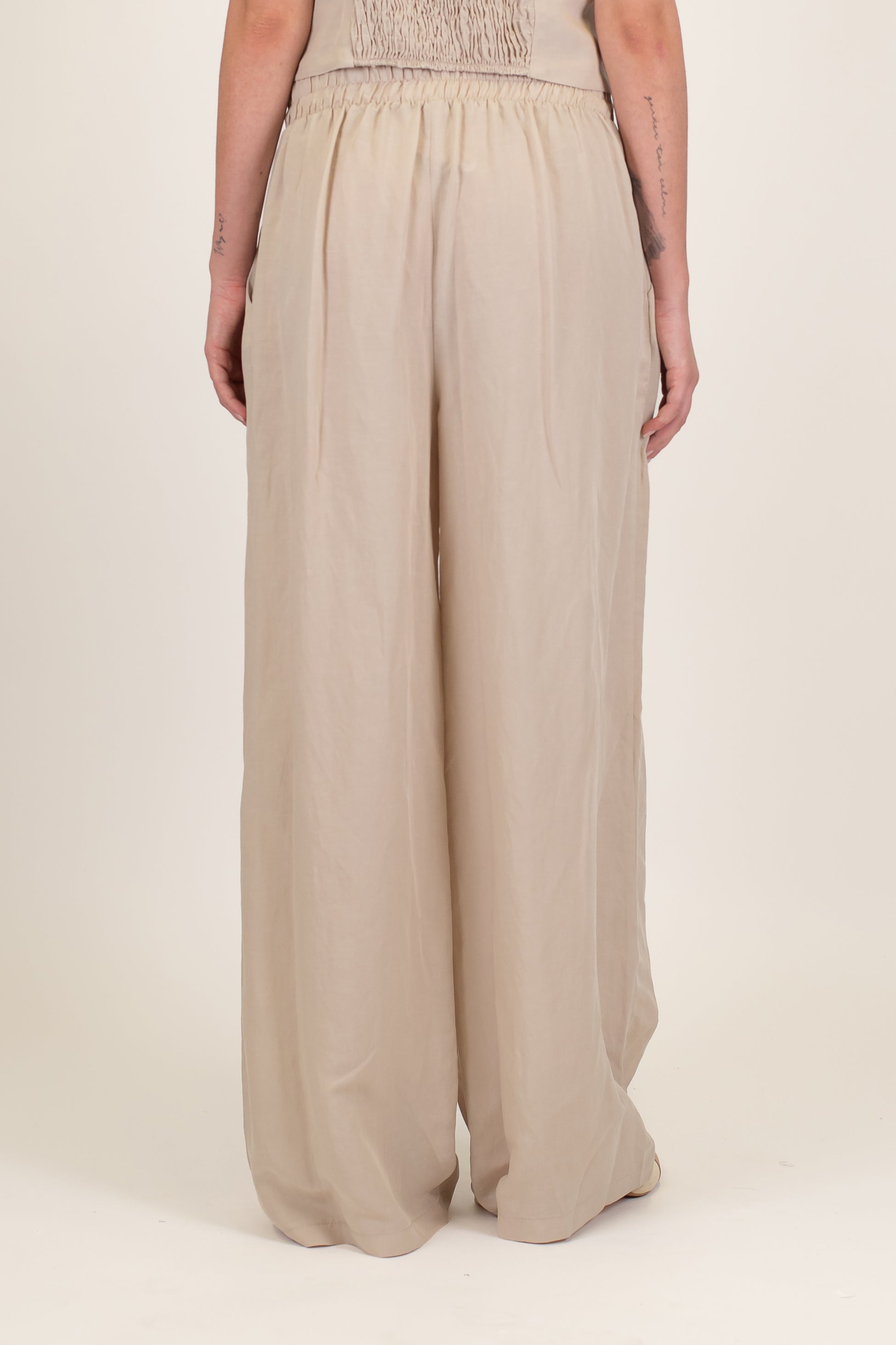 Tensione in - Coordinato in misto viscosa e lino con top bretelle e pantalone palazzo con pinces ed elastico sul retro