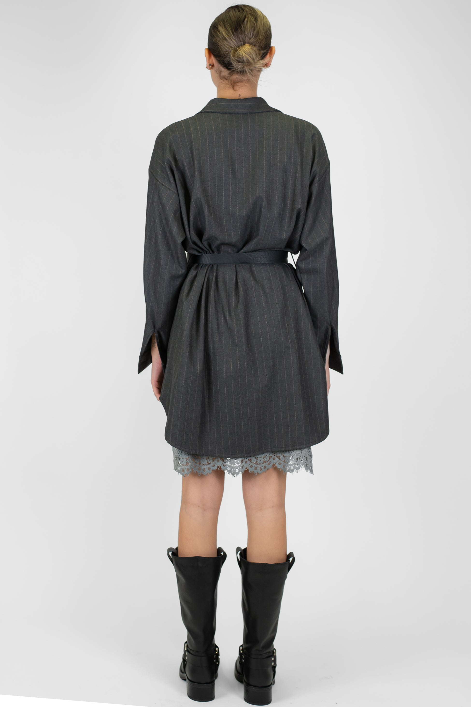 Tensione in - Abito corto fantasia gessata con sottanina con fondo in pizzo