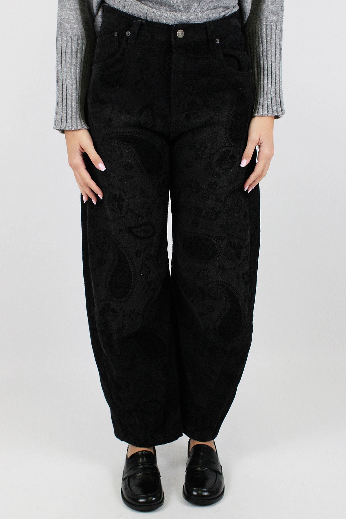 Tensione in - Pantalone balloon in denim colorato con ricami tono su tono