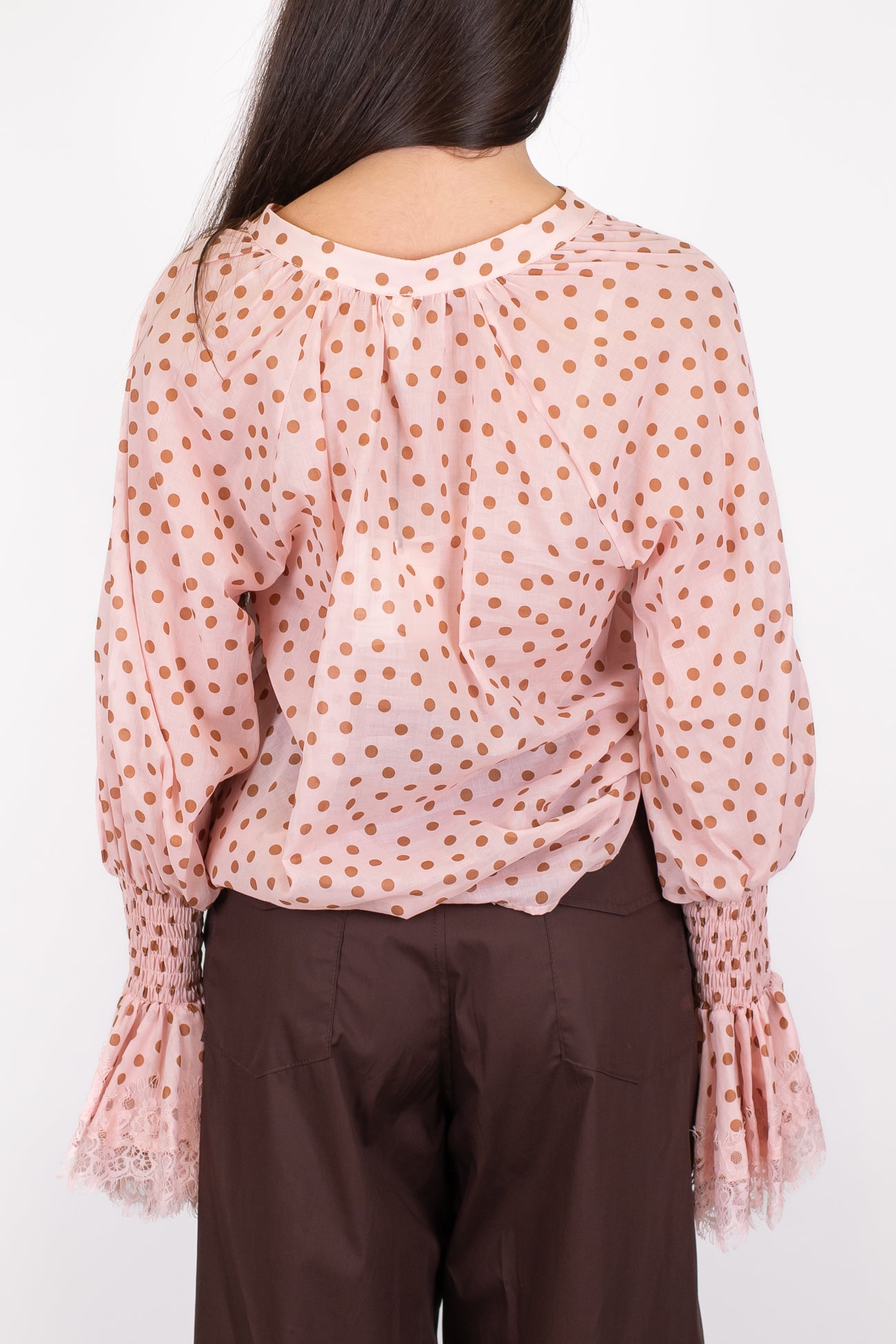 Tensione in - Camicia fantasia pois con maniche a campana con dettagli in pizzo