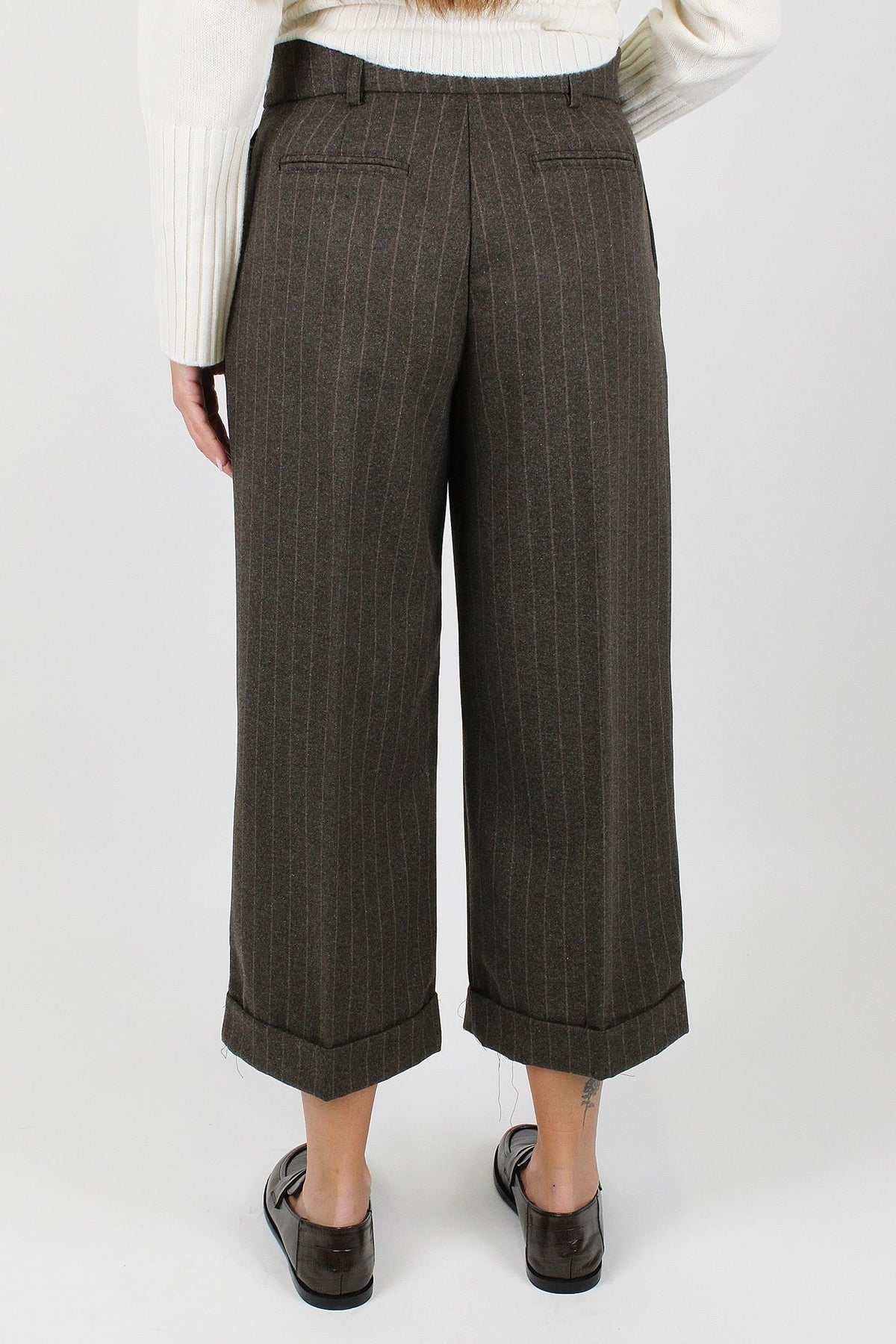 Tensione in - Pantalone regular crop gessato in misto lana con abbottonatura a scomparsa