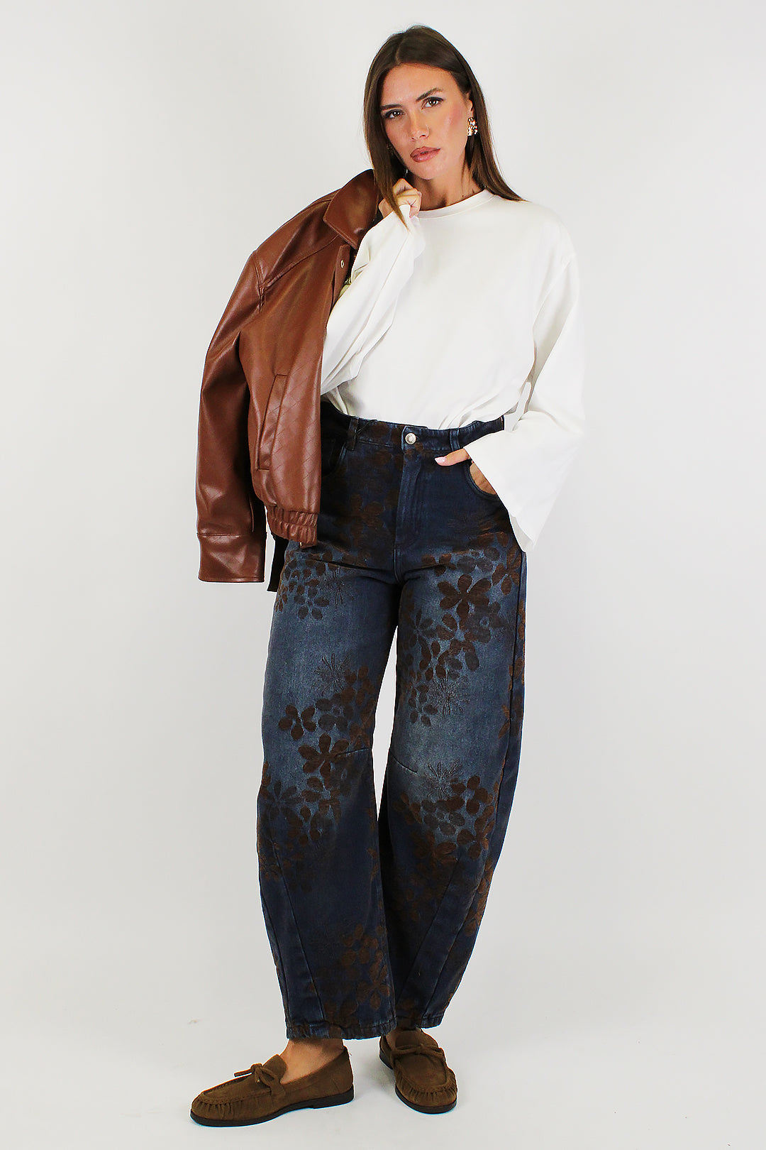 Tensione in - Jeans balloon lavaggio scuro con applicazioni floreali a contrasto
