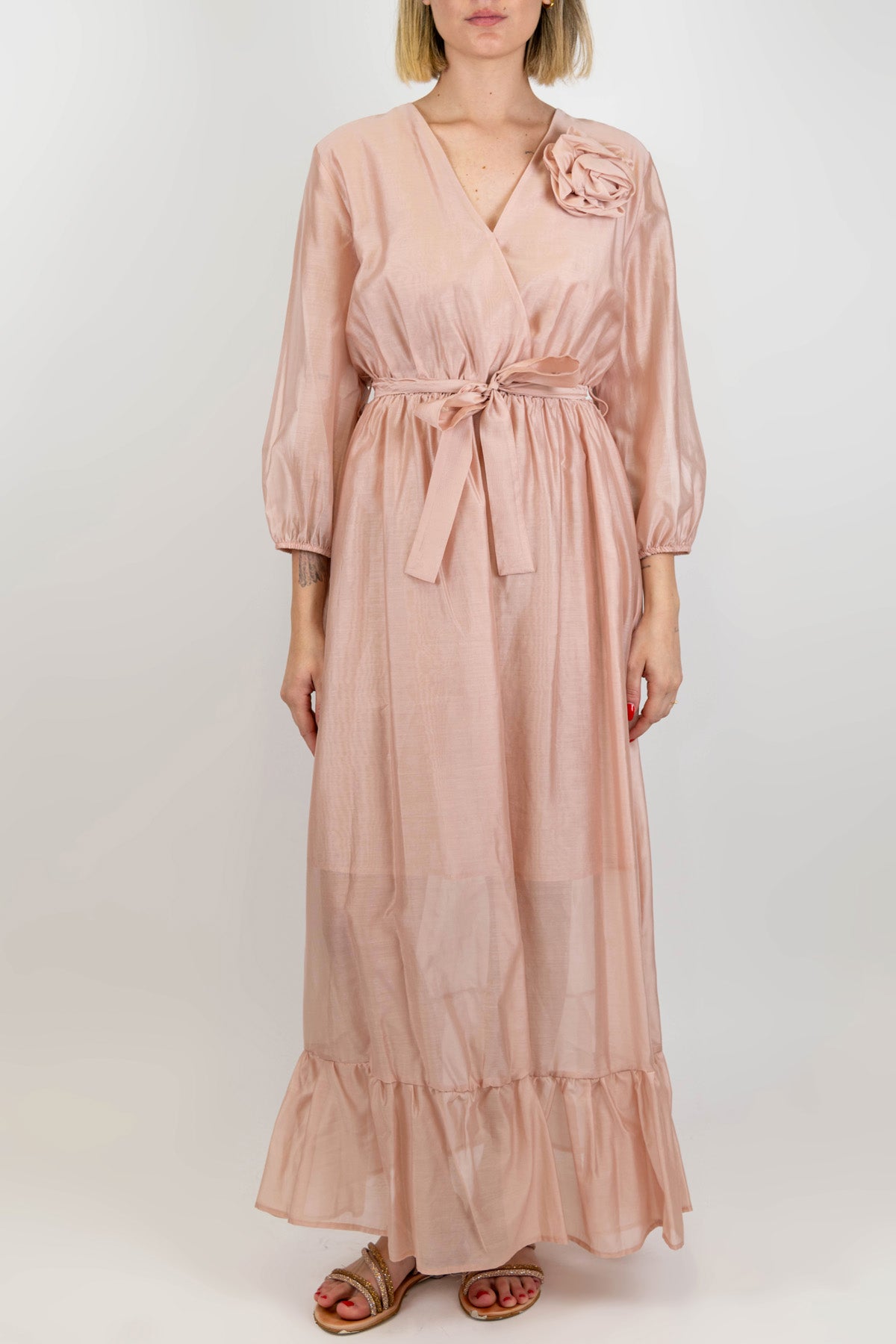 Tensione in - Abito lungo in tencel con scollo a V, spilla fiore e balza sul fondo