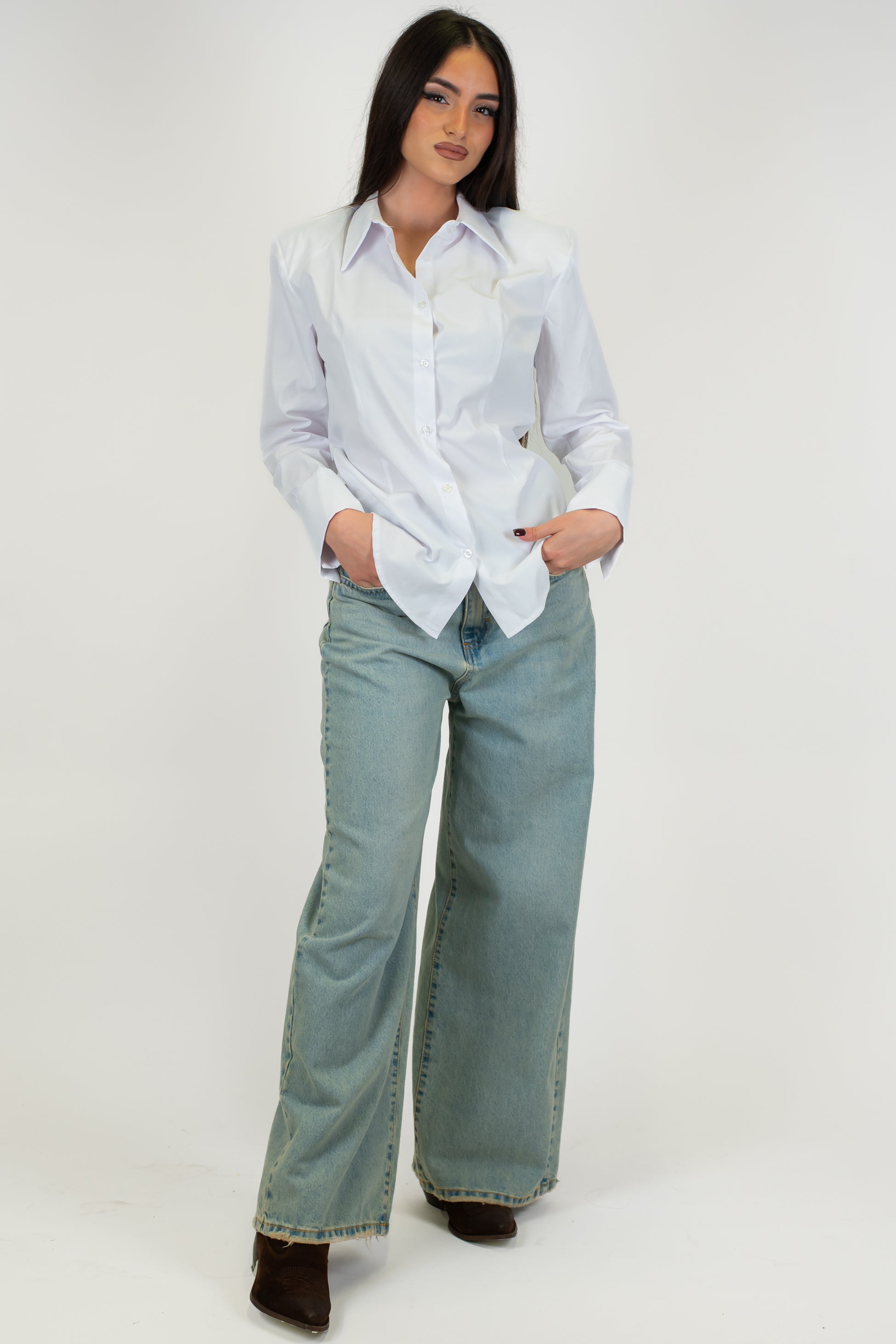 Tensione in - Jeans palazzo lavaggio chiaro sabbiato modello Giusi