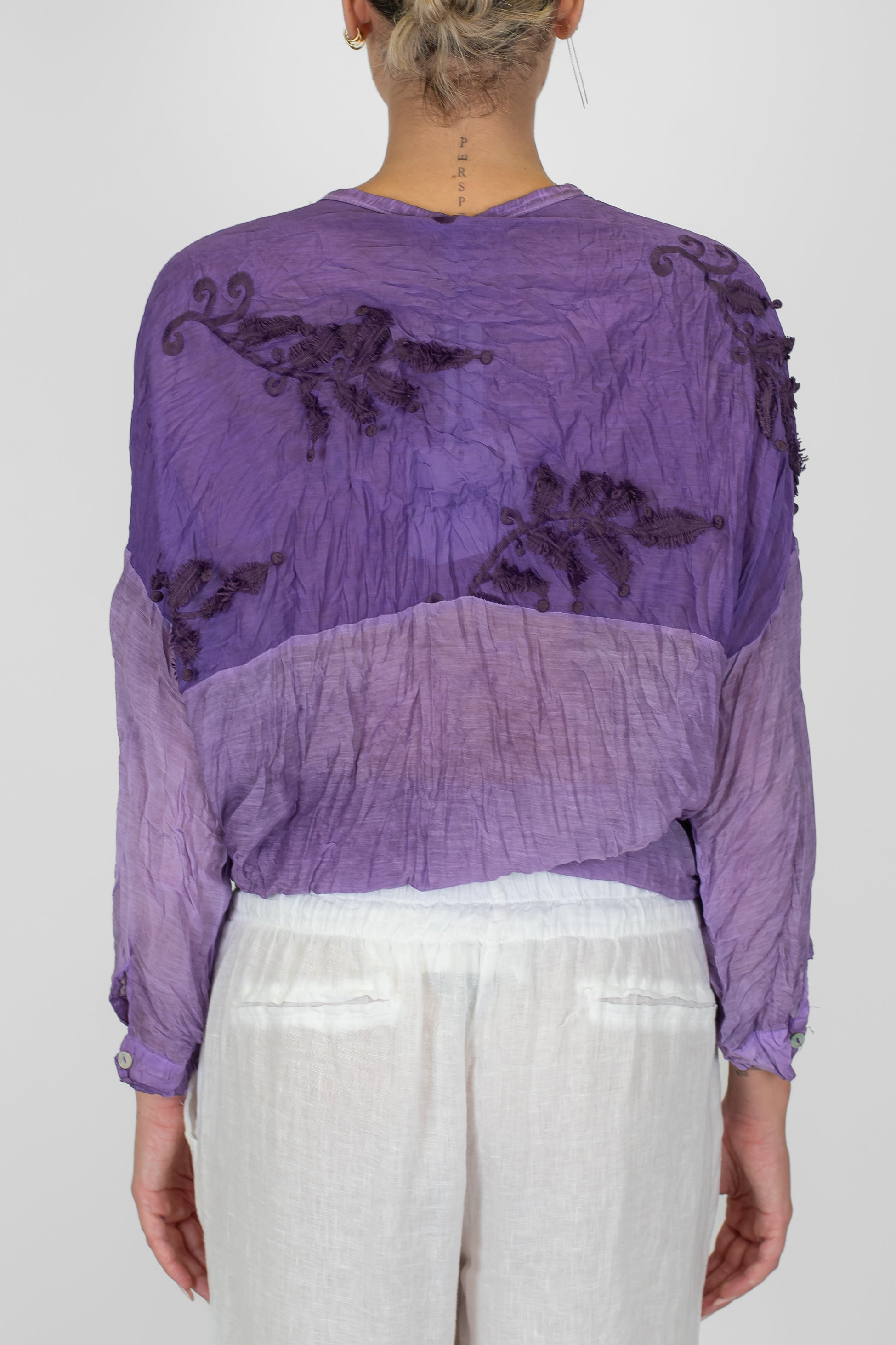 Tensione in - Camicia in misto seta con ricami a contrasto e collo coreano