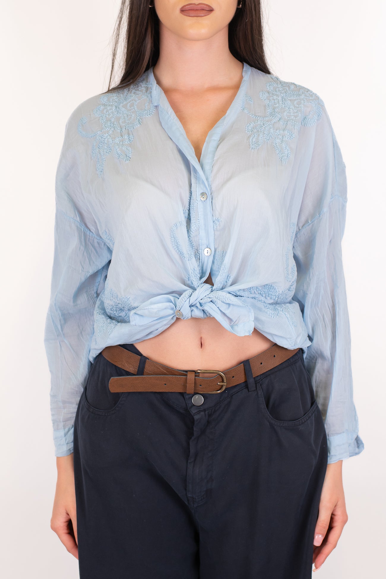Tensione in - Camicia in mussola di cotone e seta con ricami floreali tono su tono