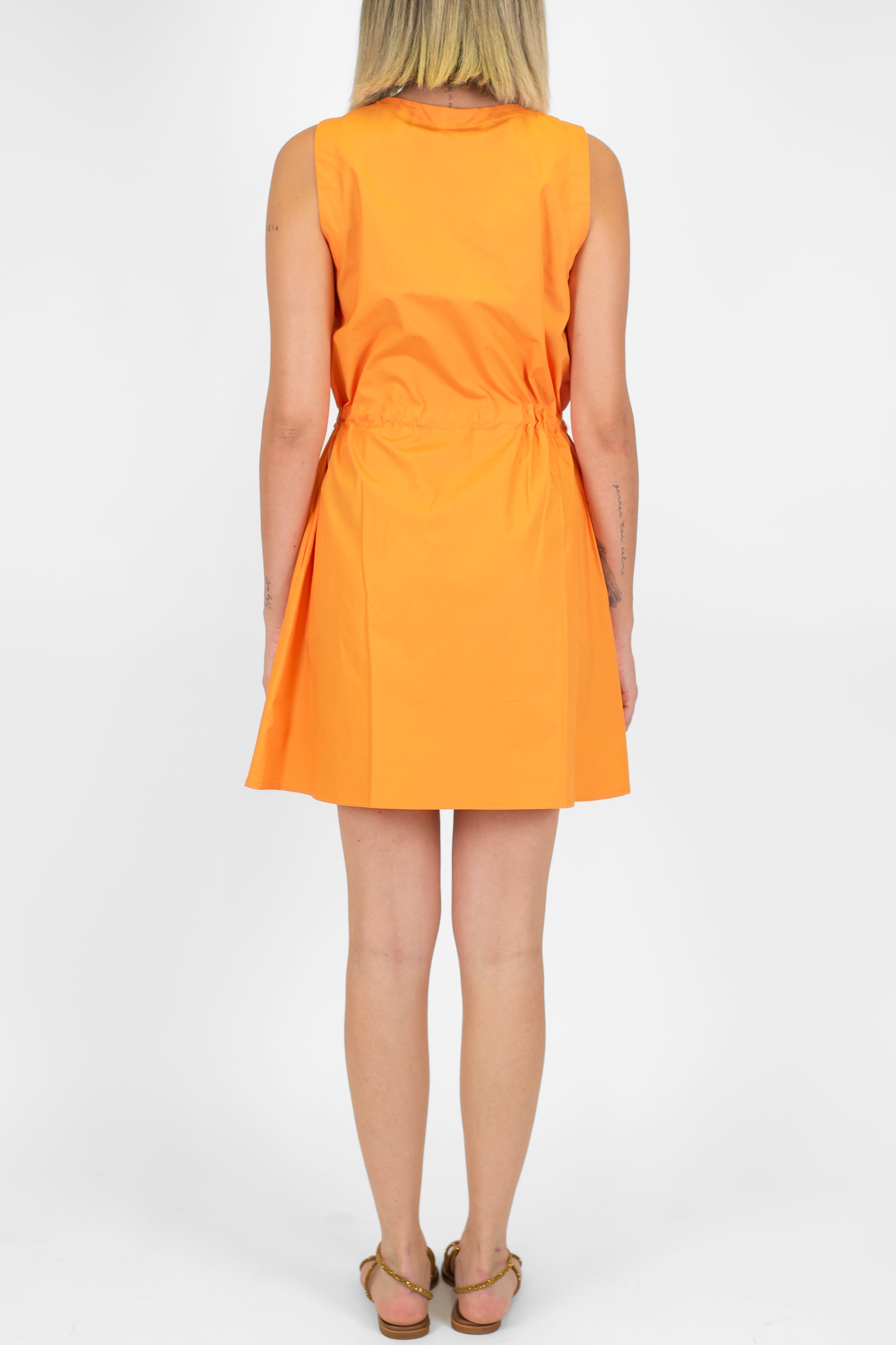 Tensione in - Abito corto giromaniche con coulisse in vita e chiusura con bottoni