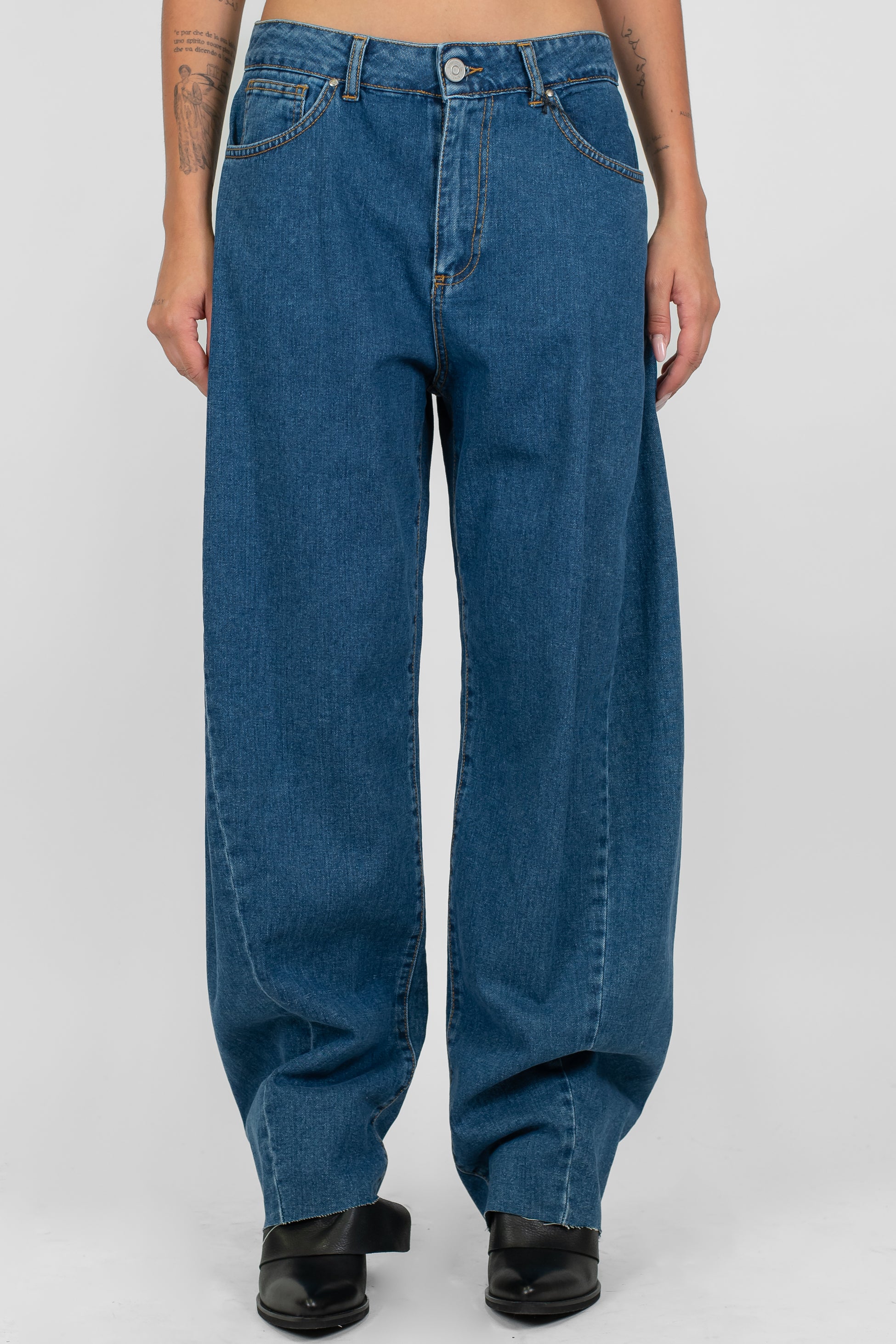 Tensione in - Jeans balloon lavaggio medio con fondo taglio vivo