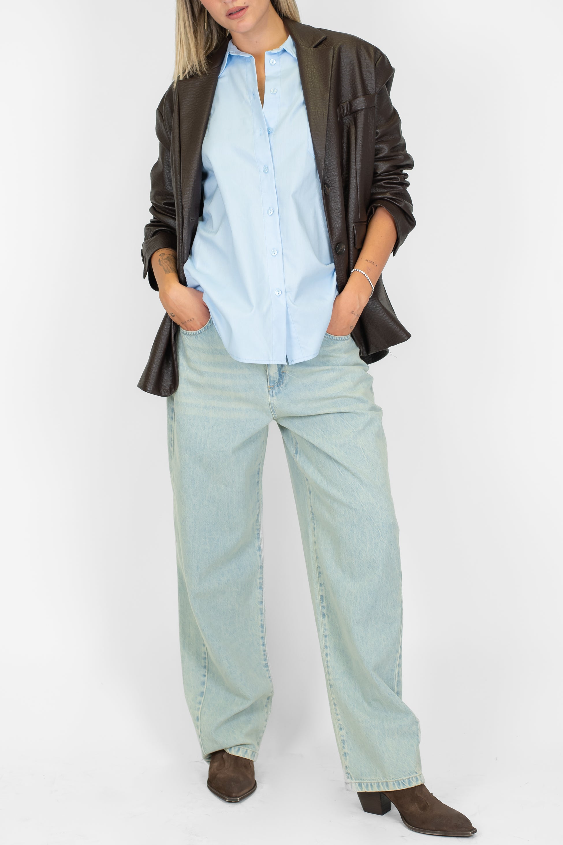 Tensione in - Jeans lavaggio chiaro a gamba ampia e vita bassa