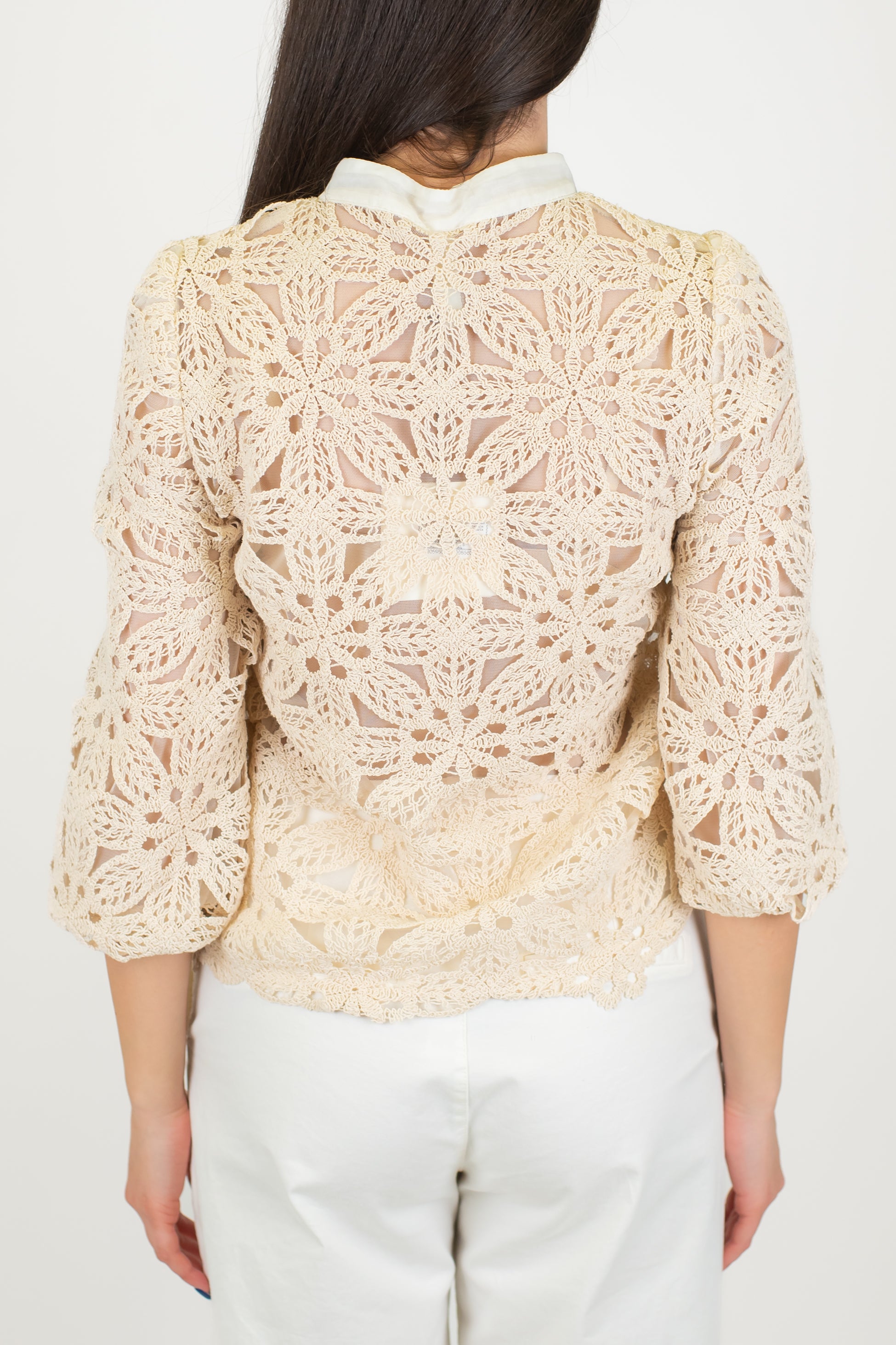 Tensione in - Camicia crop in crochet con manica tre quarti e chiusura alamari