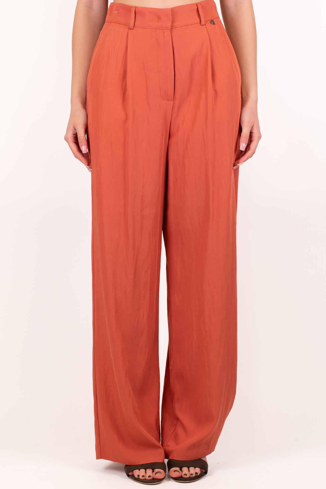 Dixie - Coordinato con giacca giromaniche con chiusura asimmetrica alta e pantalone palazzo con pinces