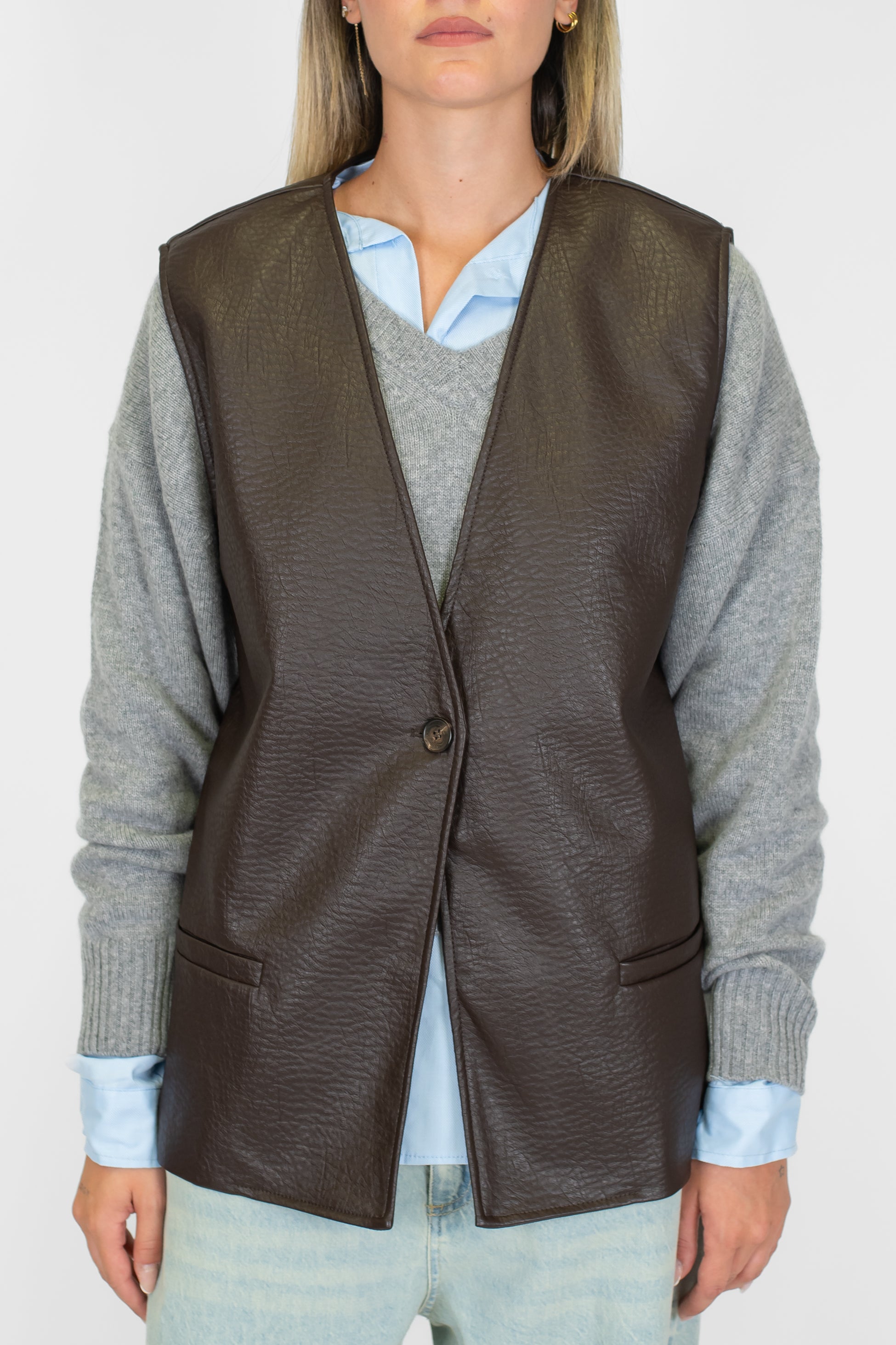 Tensione in - Gilet lungo in ecopelle martellata con chiusura ad un bottone
