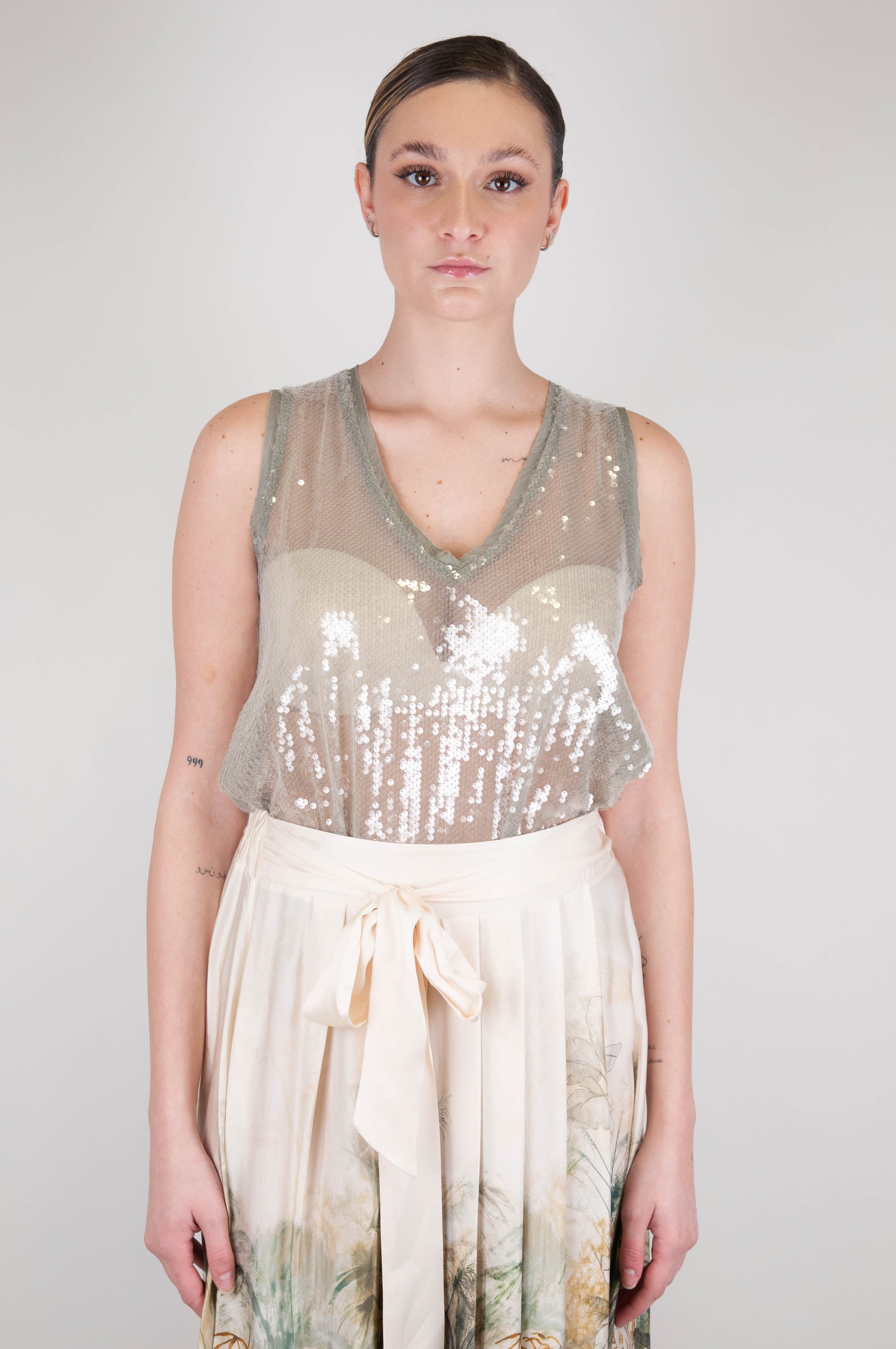 Tension in - V-neck sequined top with transparencies