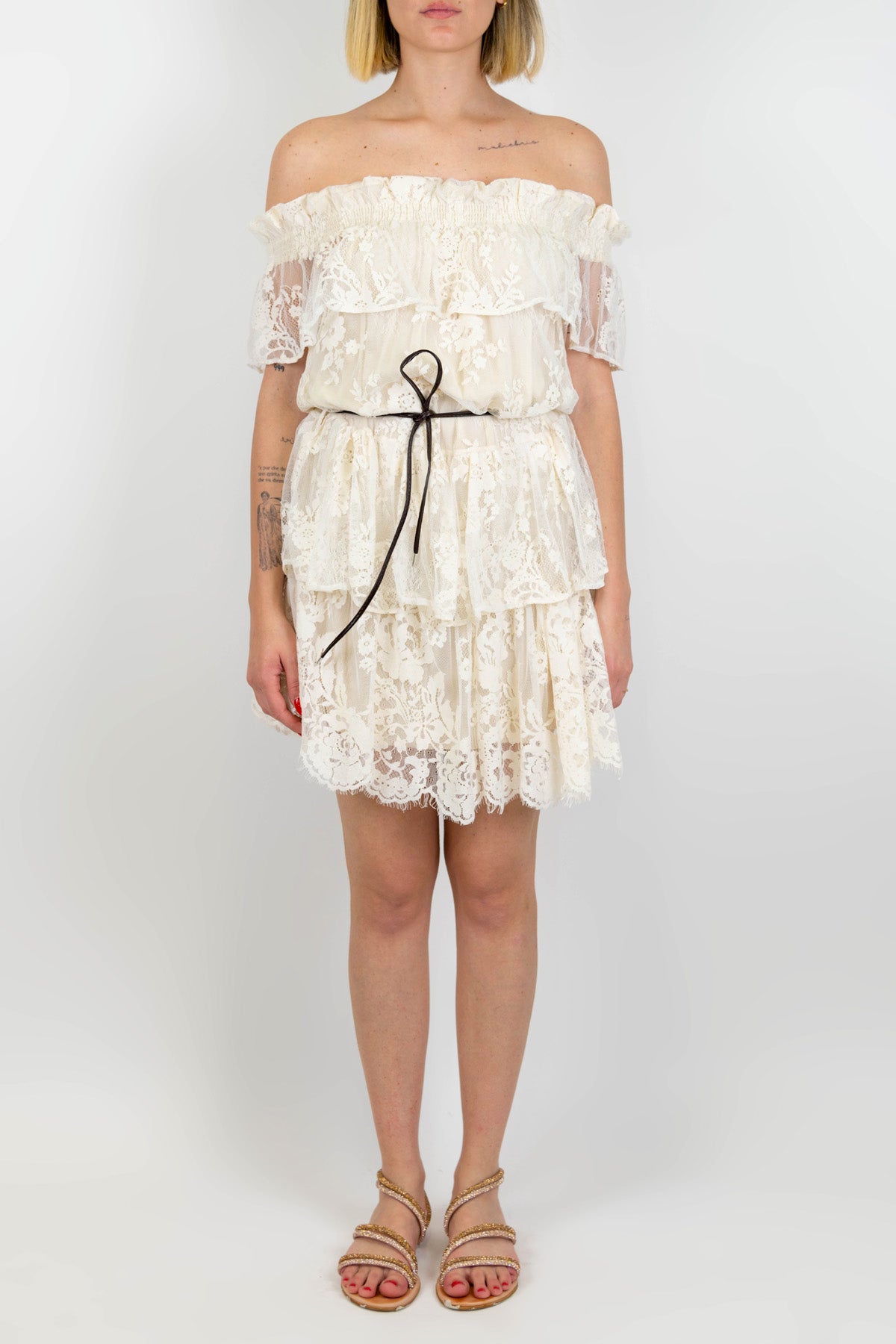 Tensione in - Abito corto in pizzo e crochet con scollo shiffer e balze