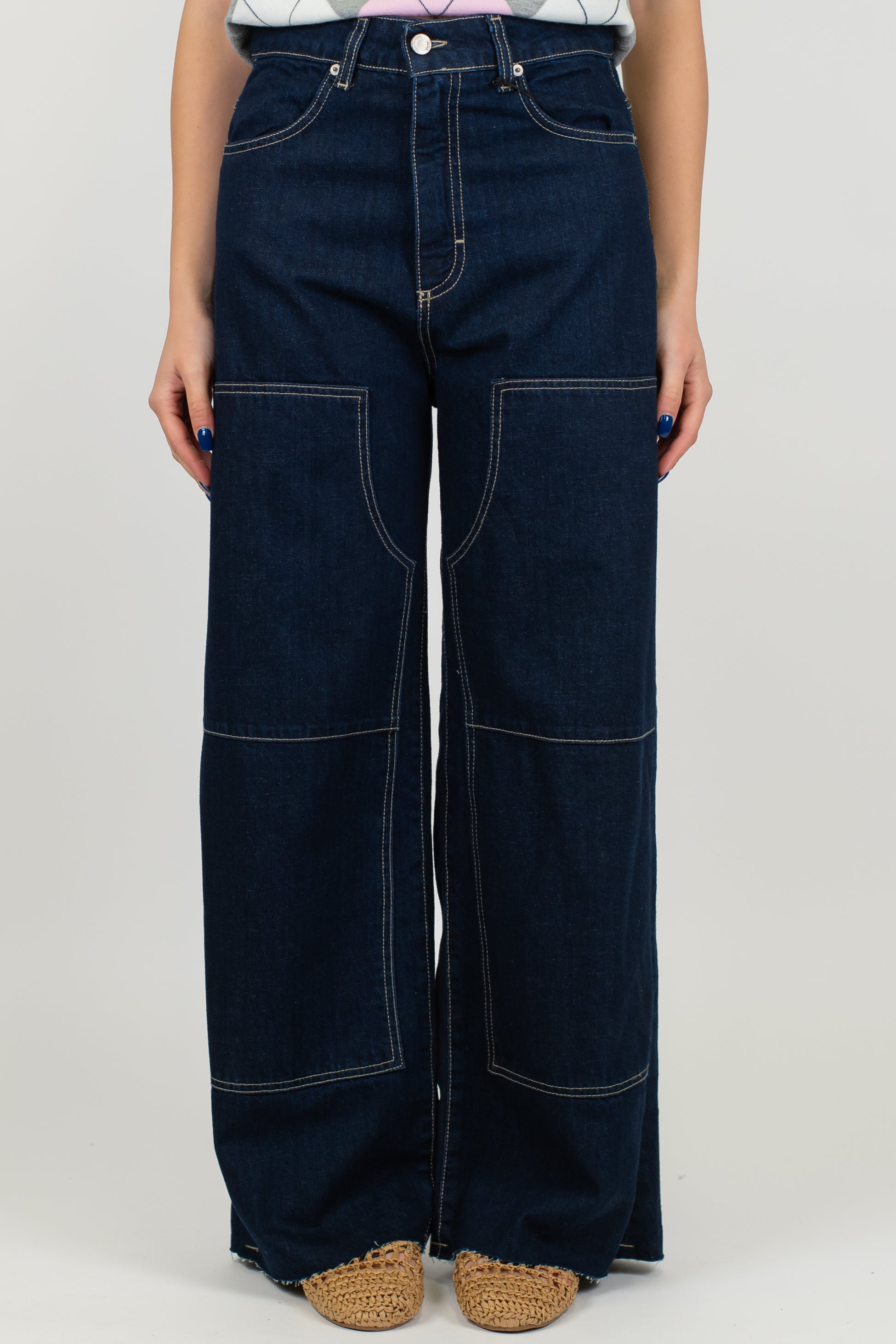 Tensione in - Jeans palazzo lavaggio scuro con dettagli a contrasto e tasconi sul retro modello Giusi