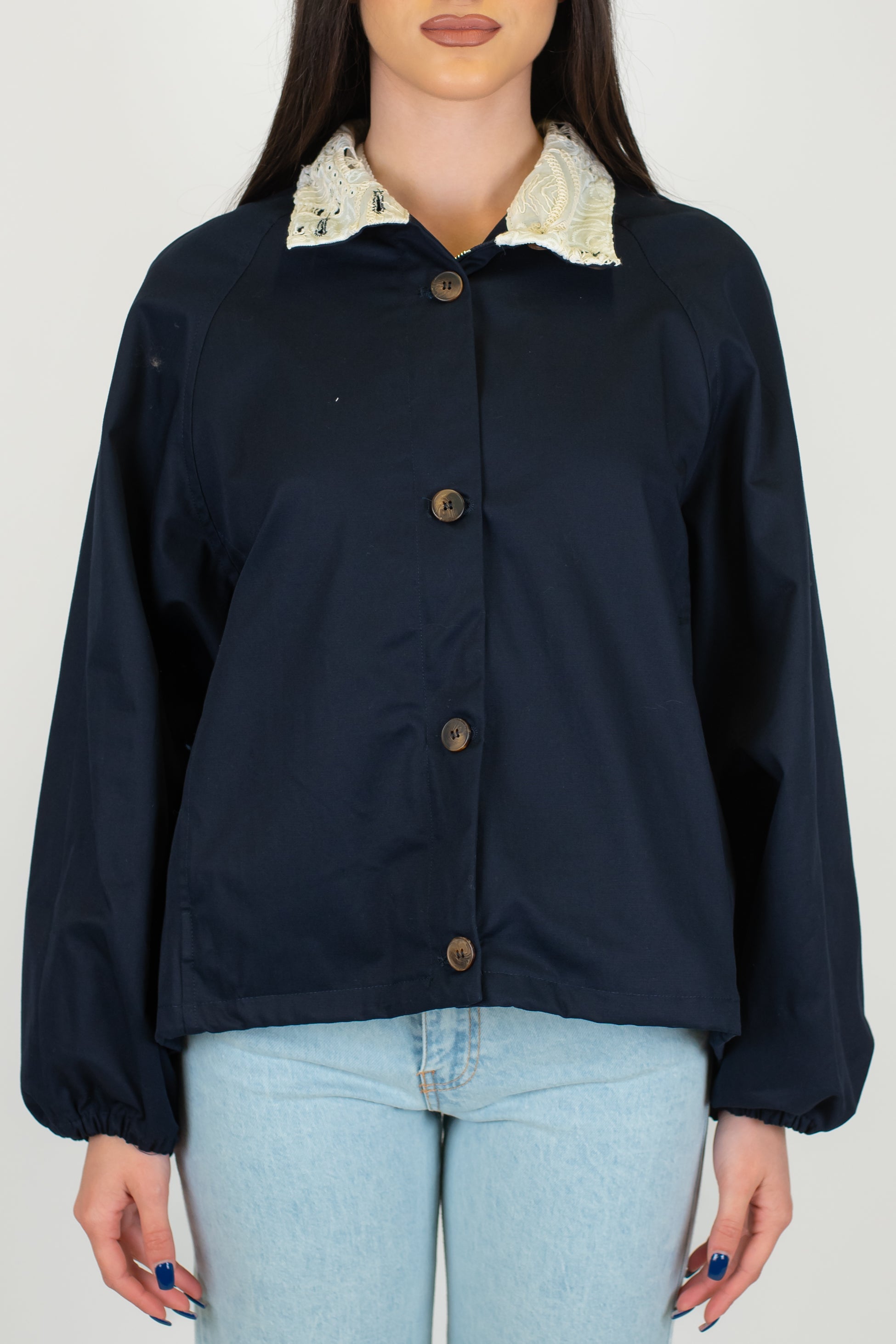 Tensione in - Trench con colletto ricamato in crochet