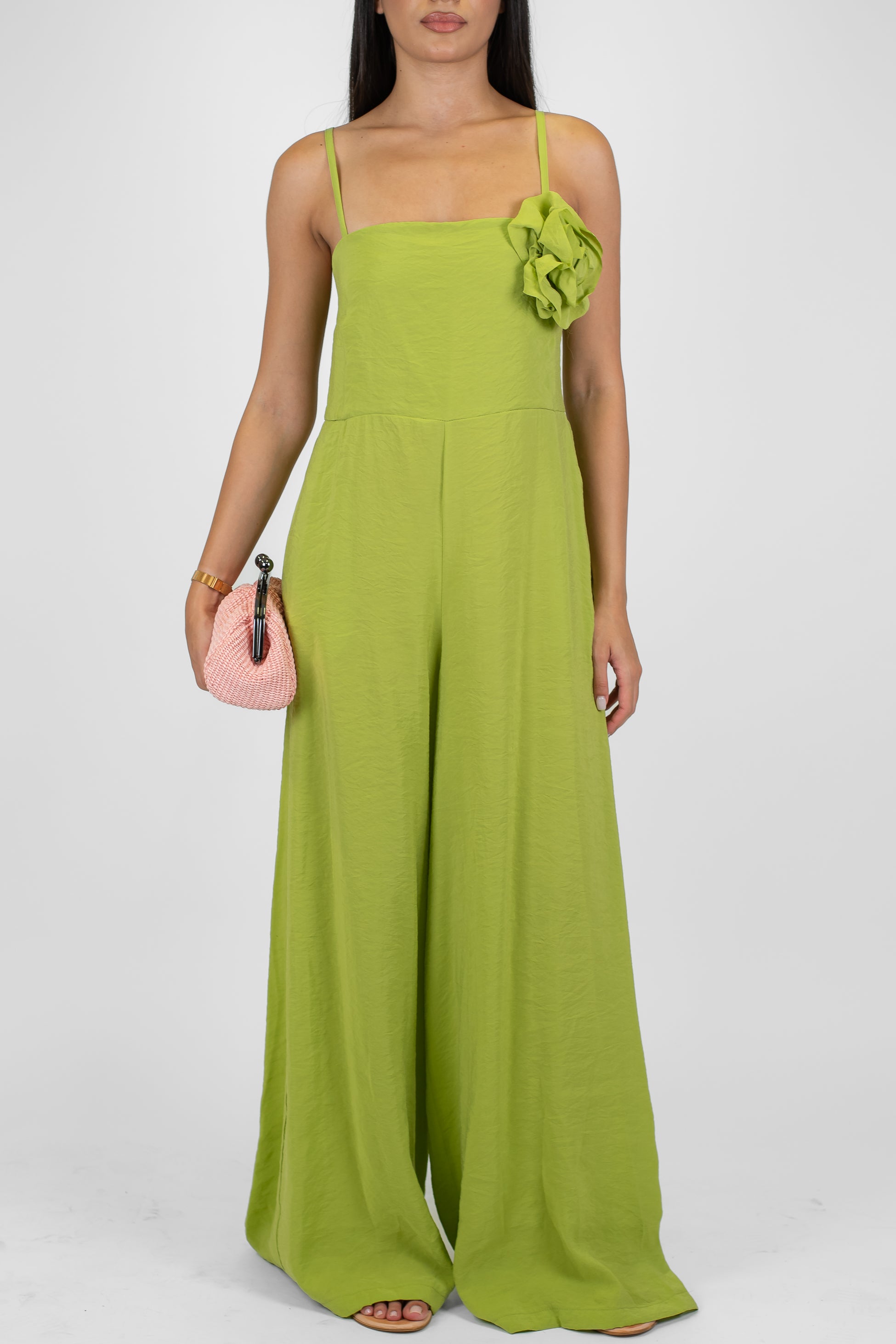 Tensione in - Tuta in modal con bretelline e spilla fiore