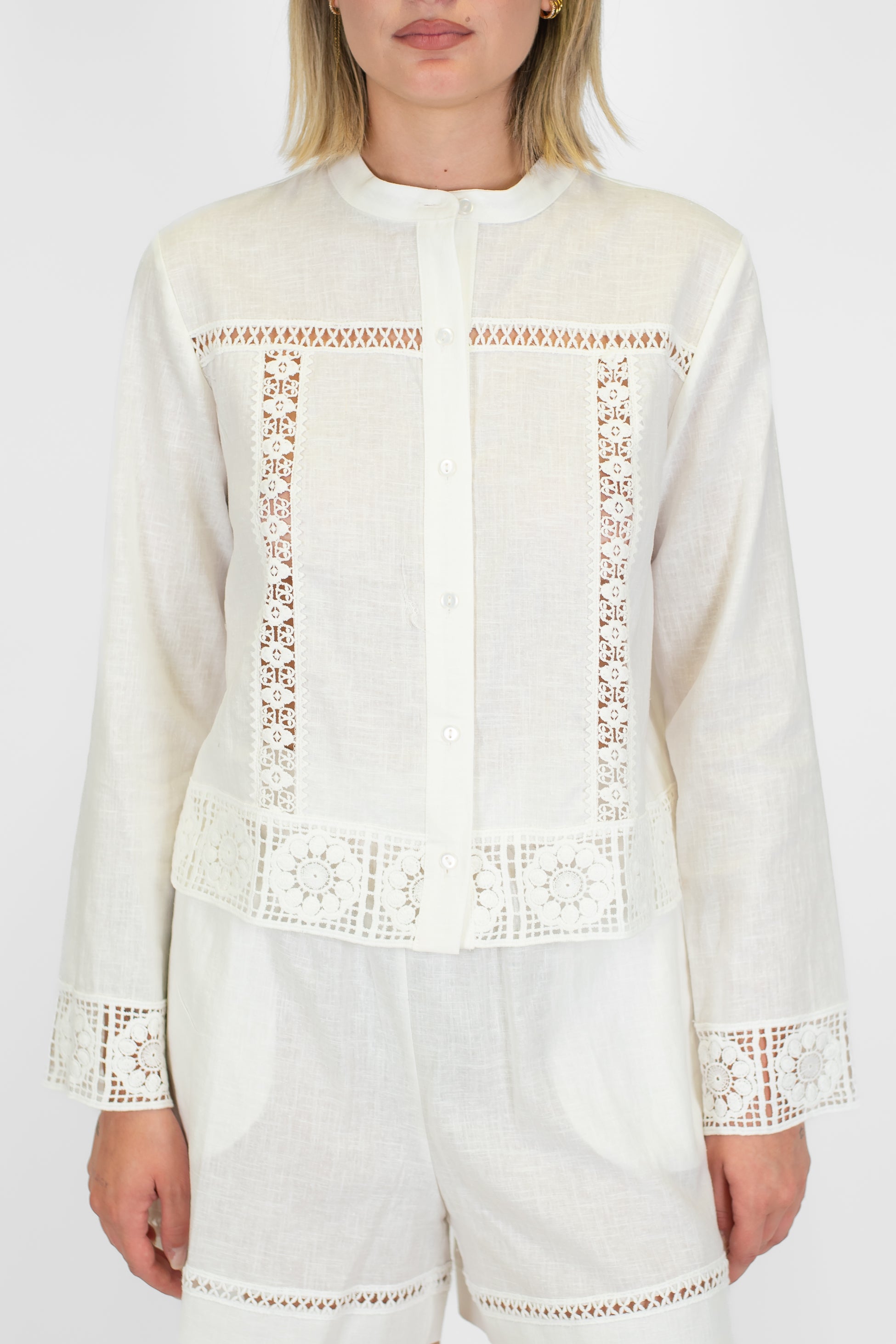 Tensione in - Camicia in misto lino con ricami in crochet e collo coreano