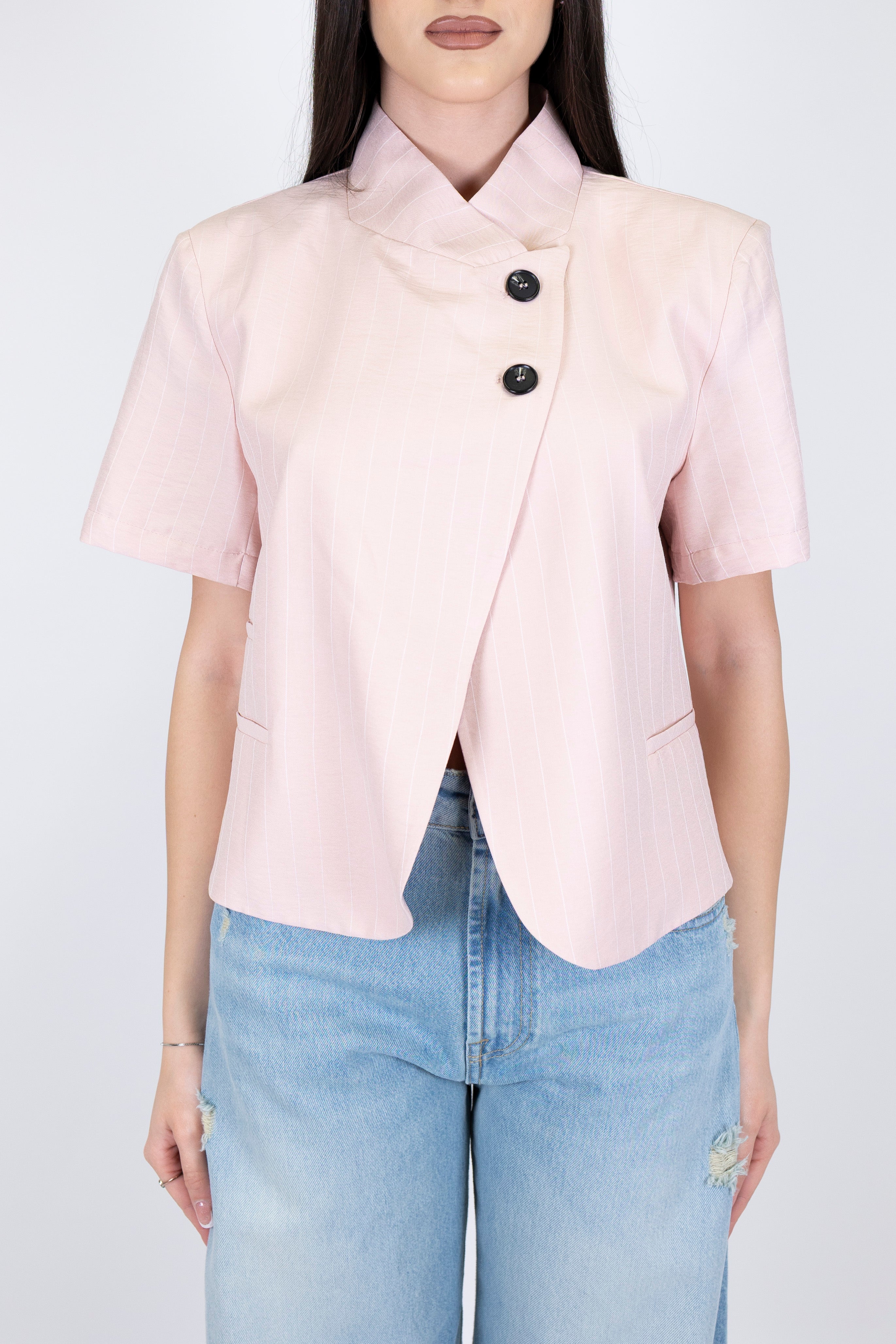 Haveone - Giacca crop gessata mezzamanica con spalline, collo coreano e chiusura asimmetrica alta