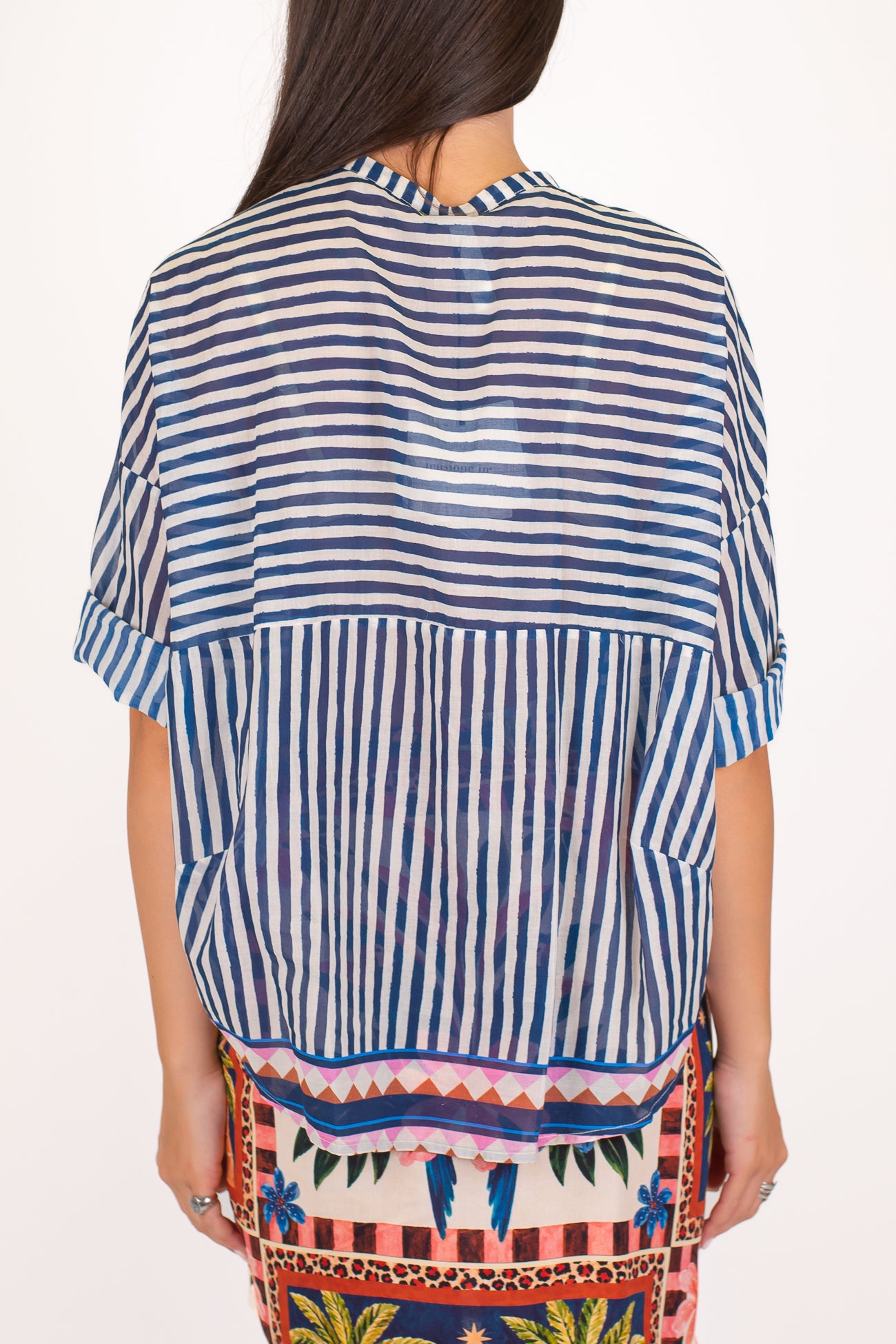 Tensione in - Camicia mezzamanica fantasia righe strette in mussola di cotone con fondo a contrasto